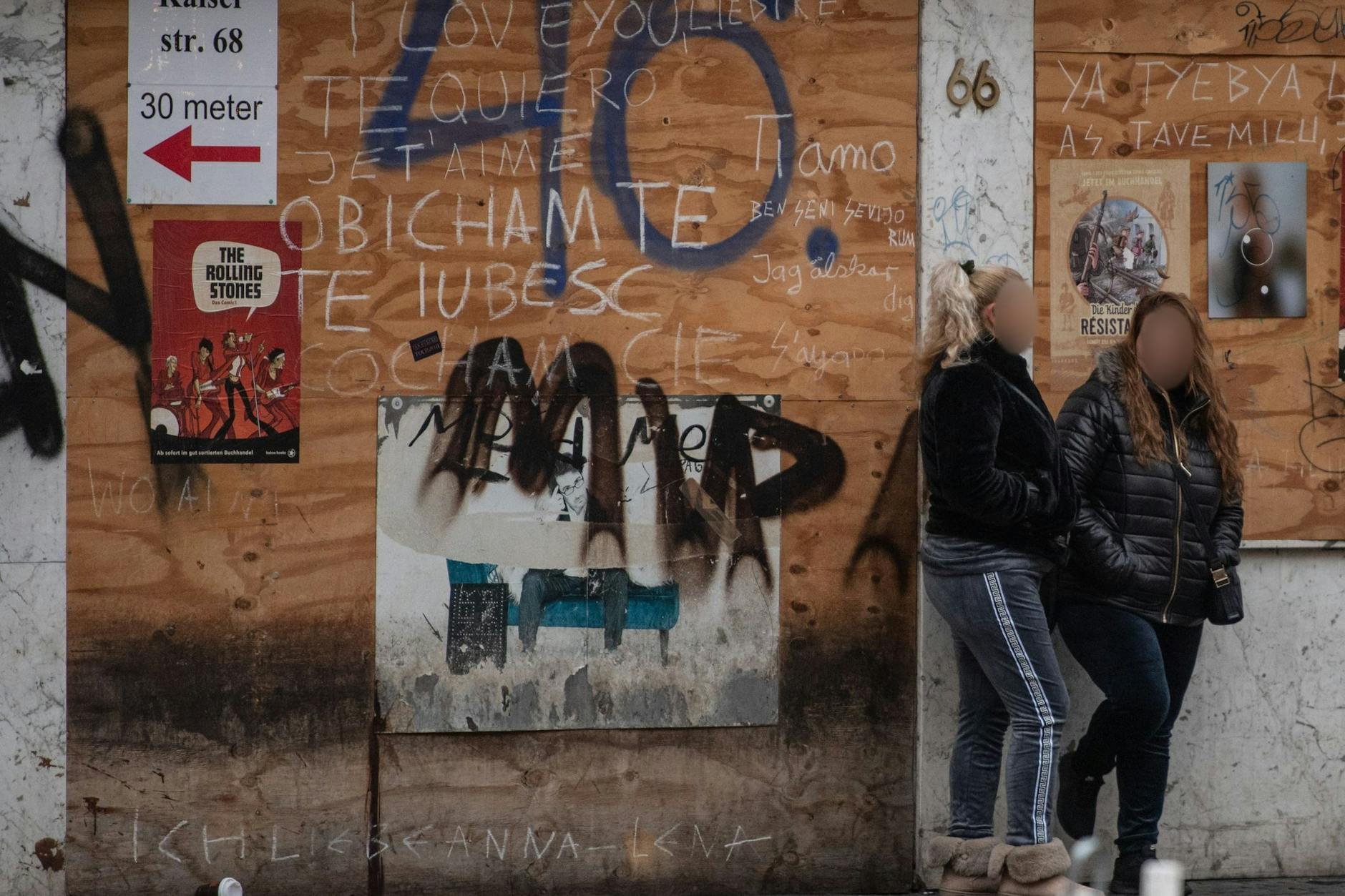 Prostituierte warten auf der Kaiserstraße im Frankfurter Bahnhofsviertel auf Freier.