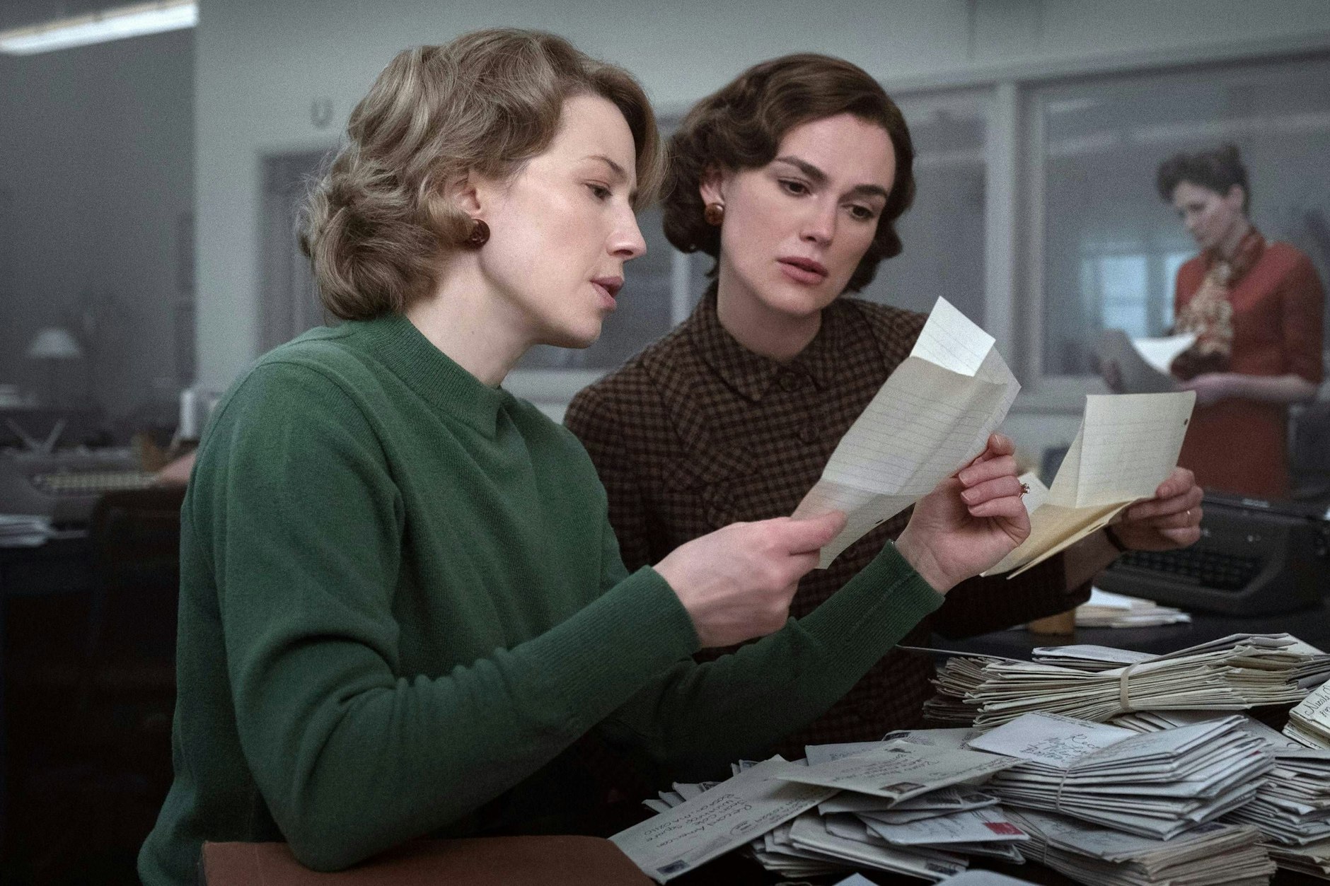 Dem Würger auf der Spur: Jean Cole (Carrie Coon, l.) und Loretta McLaughlin (Keira Knightley).