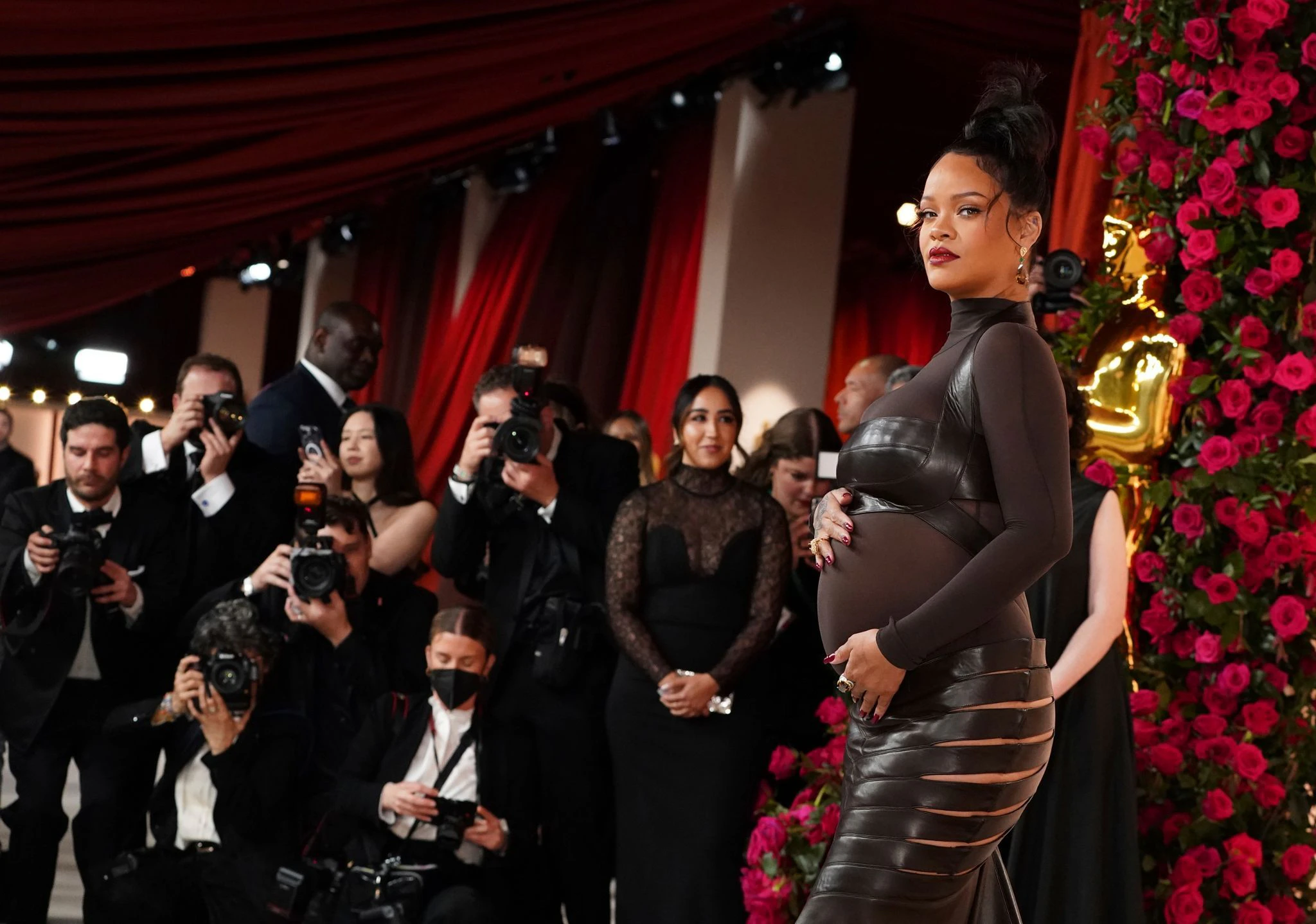 Rihanna erwartet ihr zweites Kind. Die Sängerin ist für den Song «Lift Me Up» für einen Oscar nominiert.  