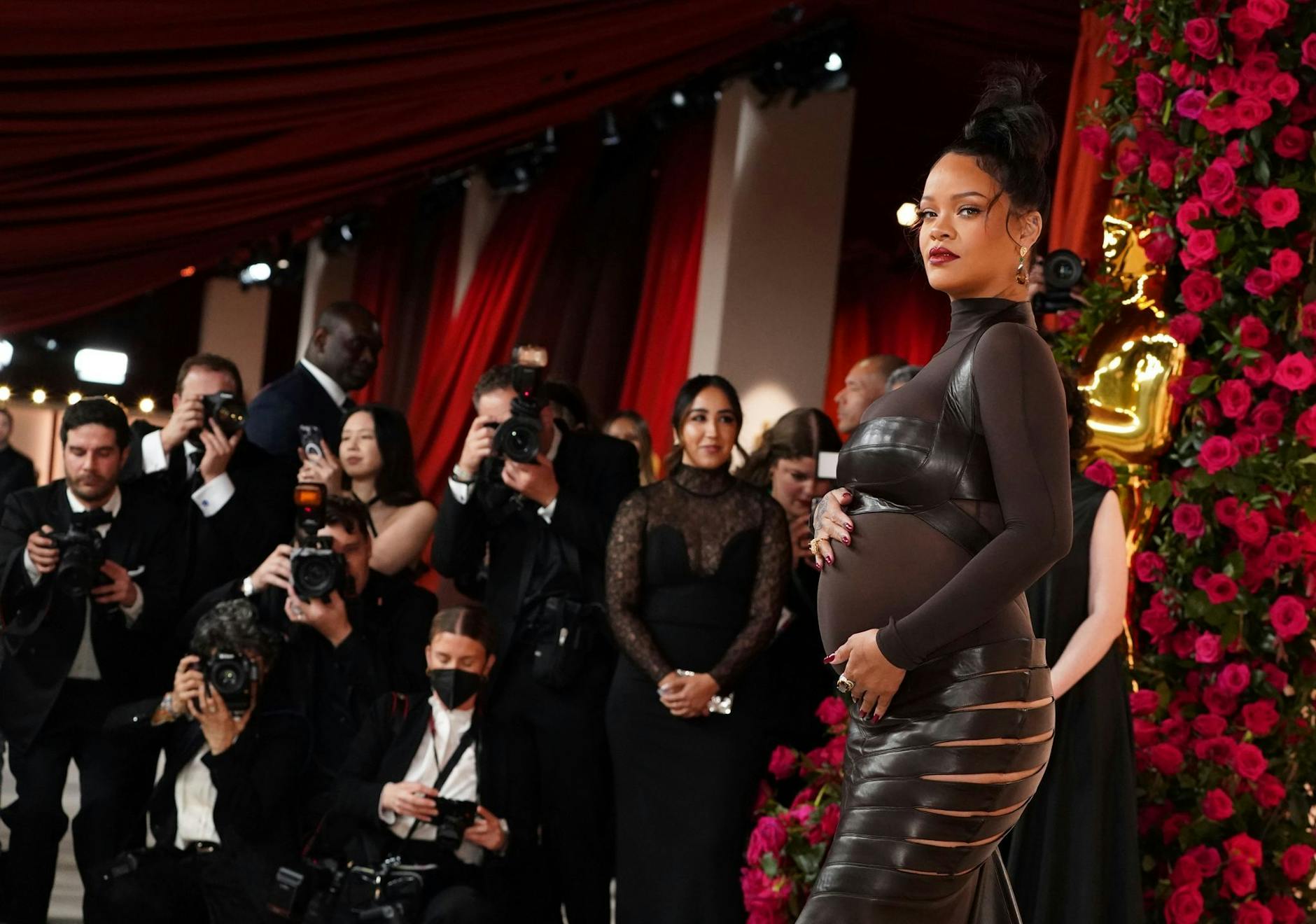 Rihanna erwartet ihr zweites Kind. Die Sängerin ist für den Song «Lift Me Up» für einen Oscar nominiert.