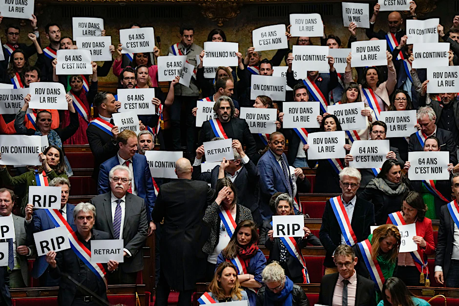 Protest bei der Nationalversammlung in Paris: Linke Abgeordnete reagieren mit Papieren, auf denen steht: „64 Jahre. Es ist Nein“ auf den Beschluss.