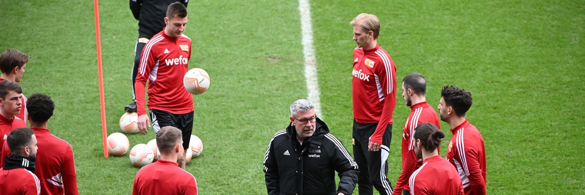 Ein Bild, das in den kommenden zwei Wochen eher Seltenheitswert hat beim 1. FC Union: Trainer Urs Fischer versammelt ALLE seine Schäfchen eisern um sich.
