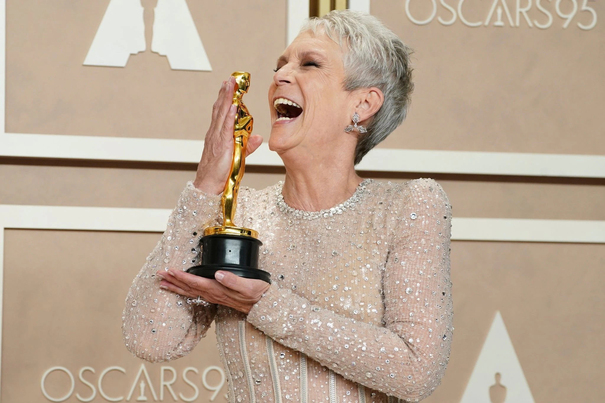 Schauspielerin Jamie Lee Curtis mit dem Oscar für die beste Leistung als Nebendarstellerin.  