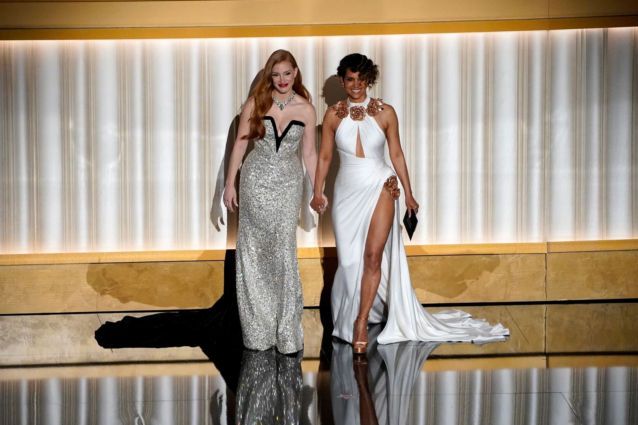 Ganz Hollywood ist bei der Oscar-Verleihung: Jessica Chastain (l) und Halle Berry stehen als Presenter auf der Bühne.  