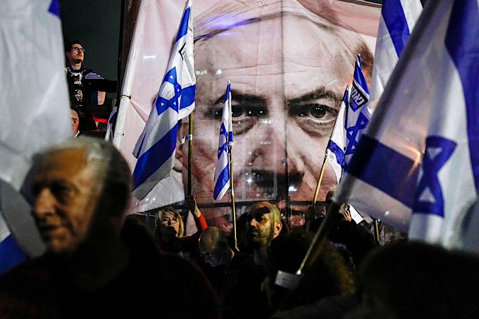 Demonstranten nehmen mit israelischen Fahnen an einem Protest gegen die Pläne der israelischen Regierung teil.  