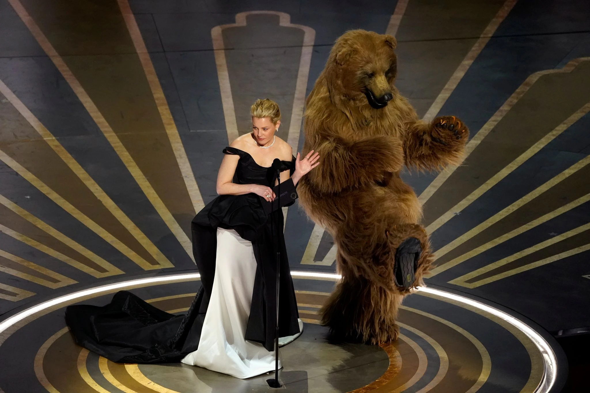 Barenstärker Auftritt von Elizabeth Banks (Regie: «Cocaine Bear») - sie präsentiert den Preis für die besten visuellen Effekte.  
