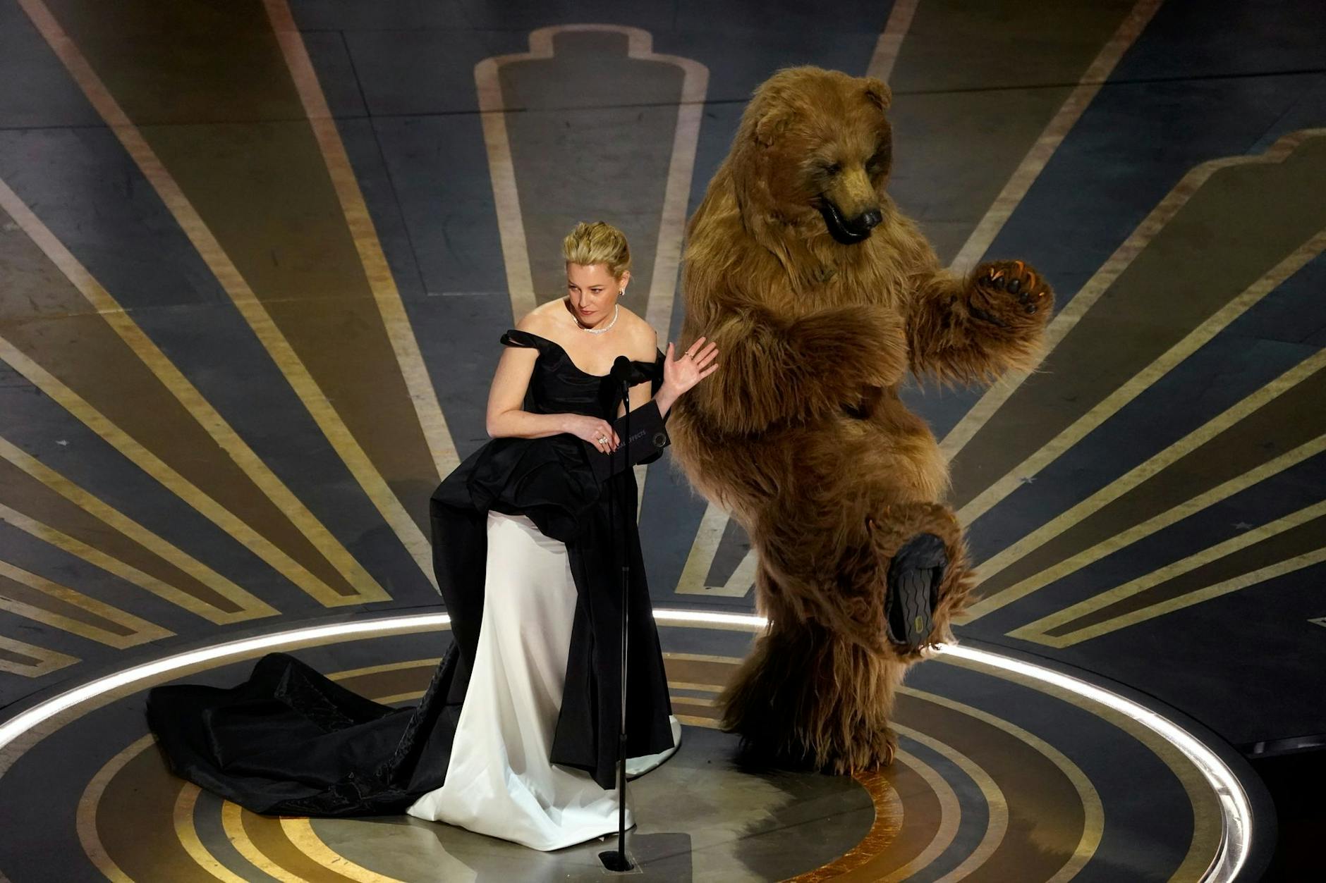 Barenstärker Auftritt von Elizabeth Banks (Regie: «Cocaine Bear») - sie präsentiert den Preis für die besten visuellen Effekte.
