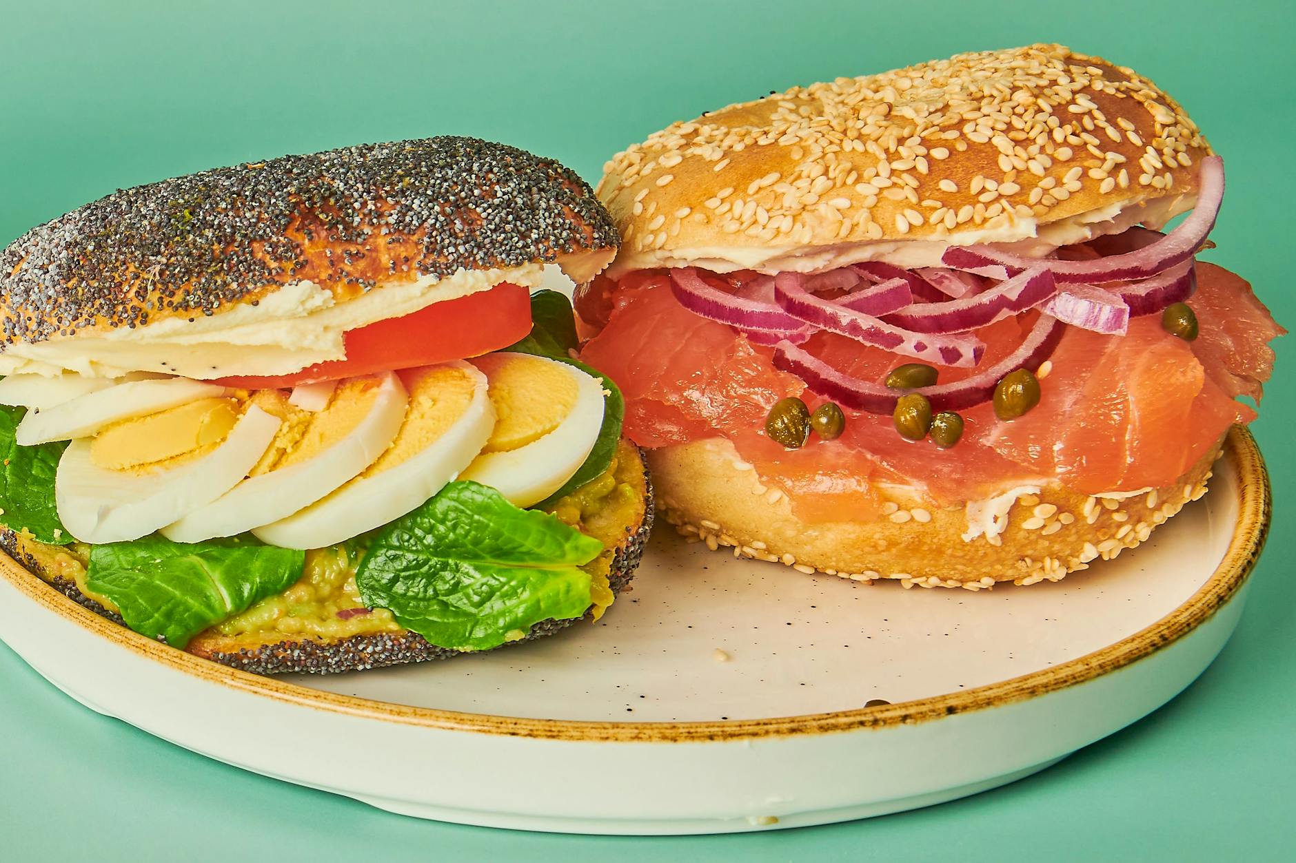 So muss ein Bagel aussehen: mit Ei oder Lachs. Beste Bagel machen es vor.