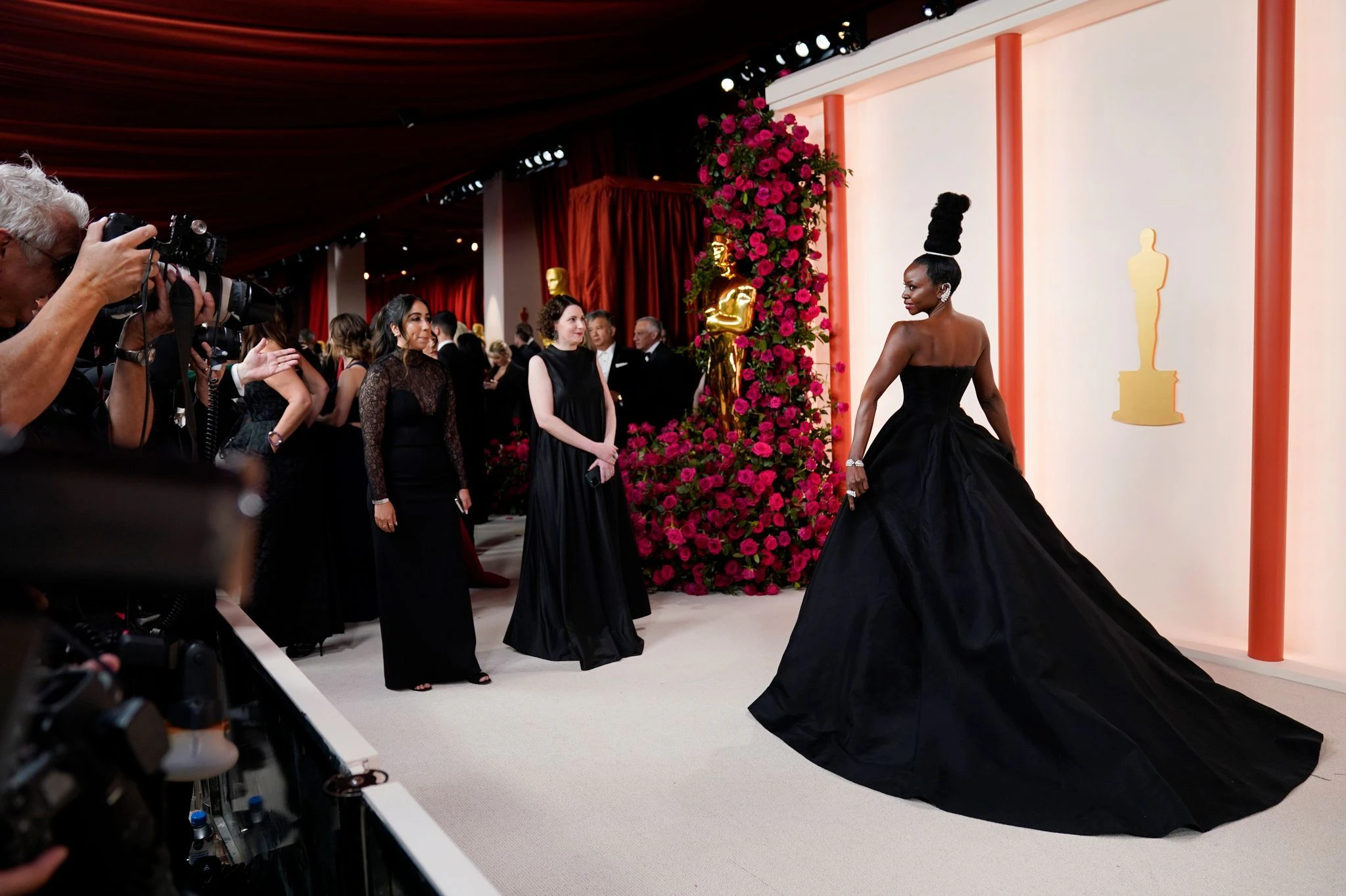 Wie eine Statue: Die Schauspielerin Danai Gurira trägt ein elegantes Outfit von Jason Wu - und fällt durch ihre Hochsteckfrisur auf.  