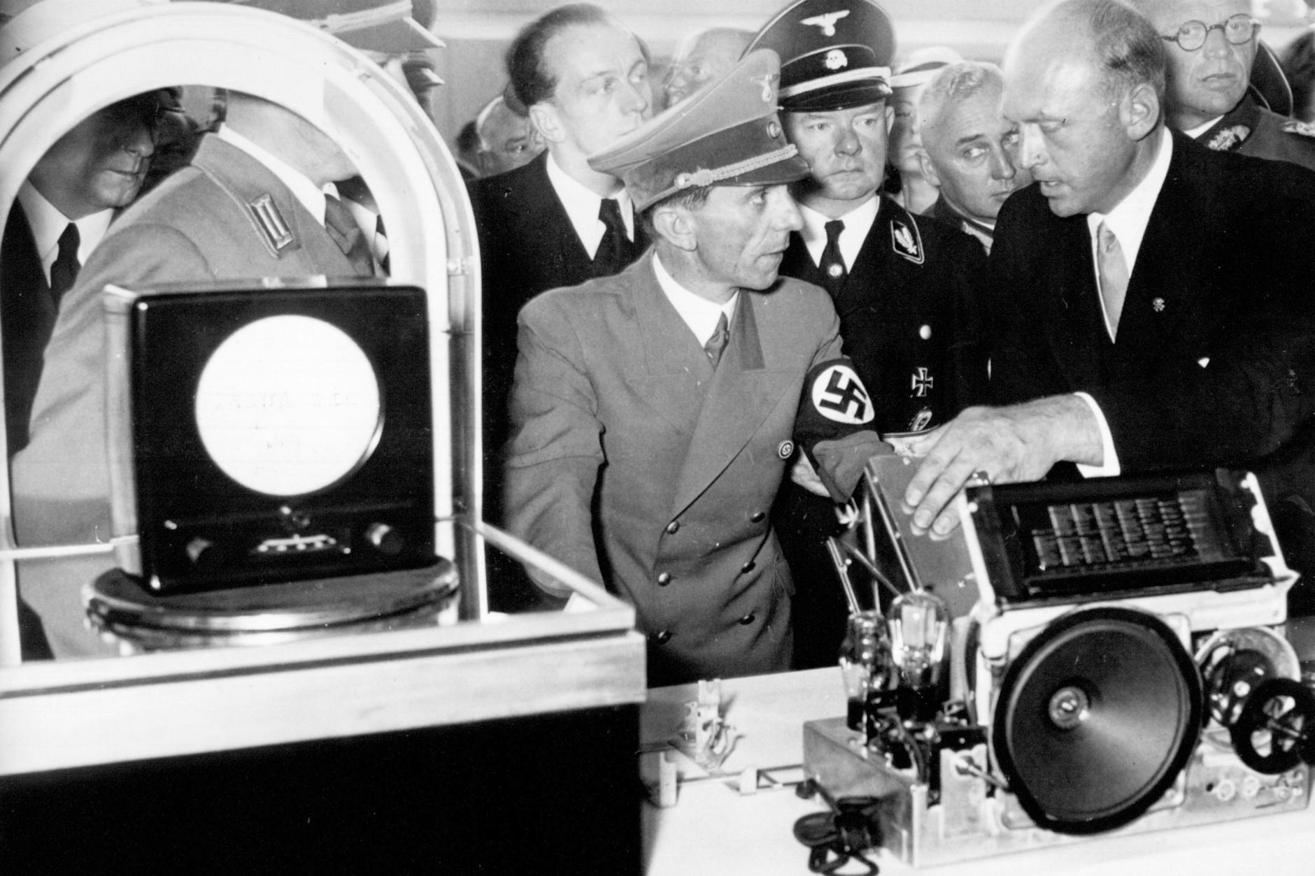 Sprache als politisches Instrument: Reichspropagandaminister Joseph Goebbels 1939 auf der Berliner Funkausstellung.