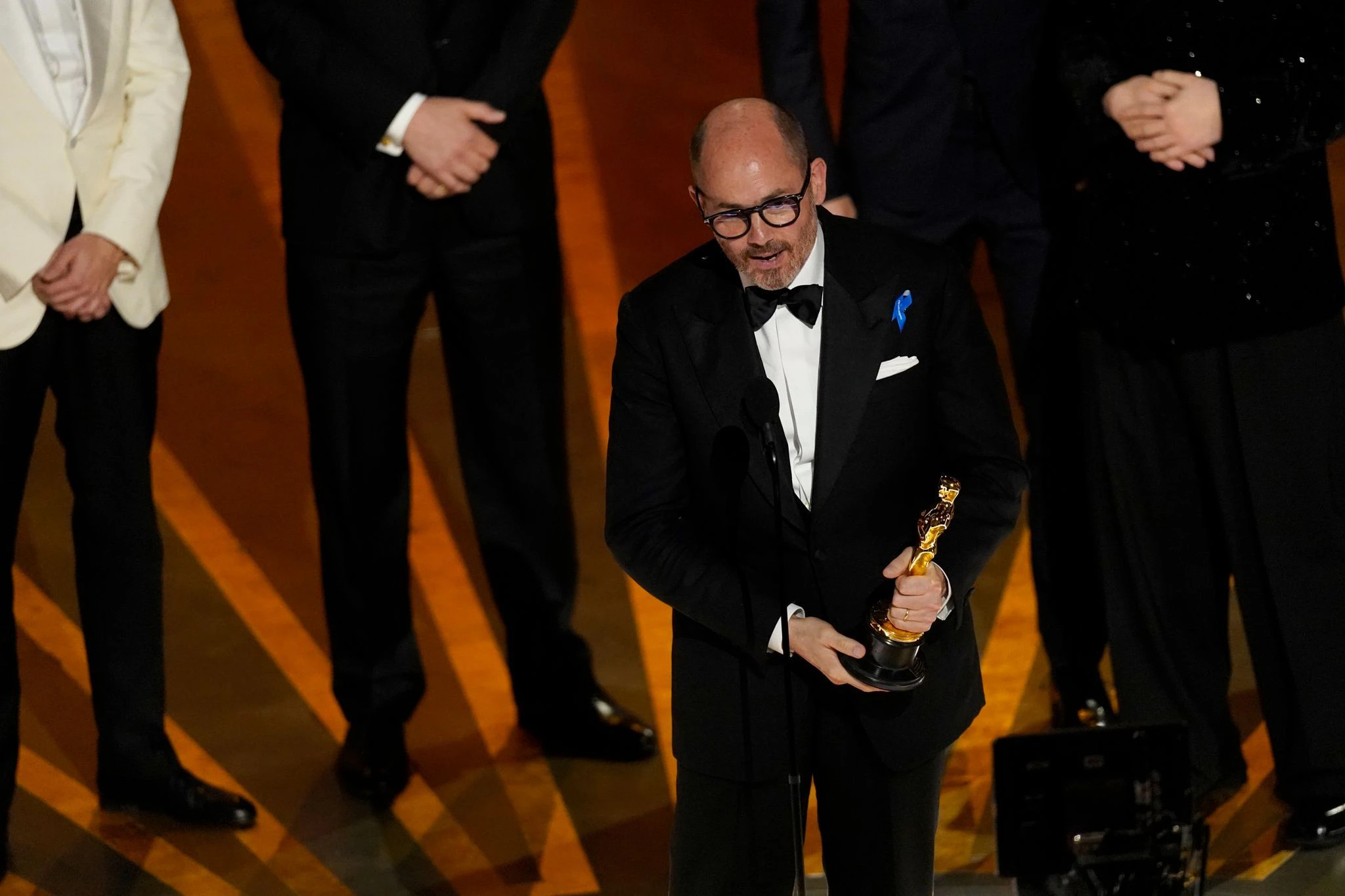 Regisseur Edward Berger nimmt den Preis für  «Im Westen nichts Neues» für den besten internationalen Spielfilm entgegen.  