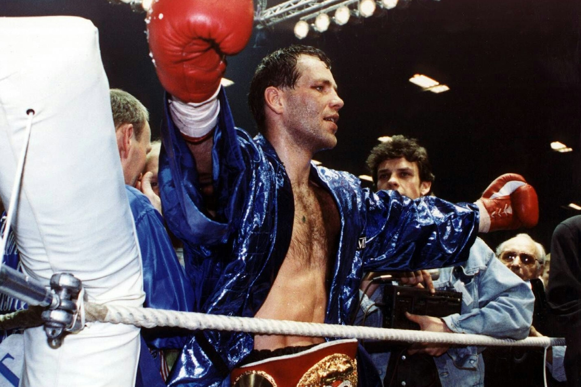 WM-Gürtel der IBF um die schmalen Hüften, die Fäuste zur Siegerpose nach oben gestreckt: Henry Maske feiert nach einem Kampf erstmals als Profi-Weltmeister.