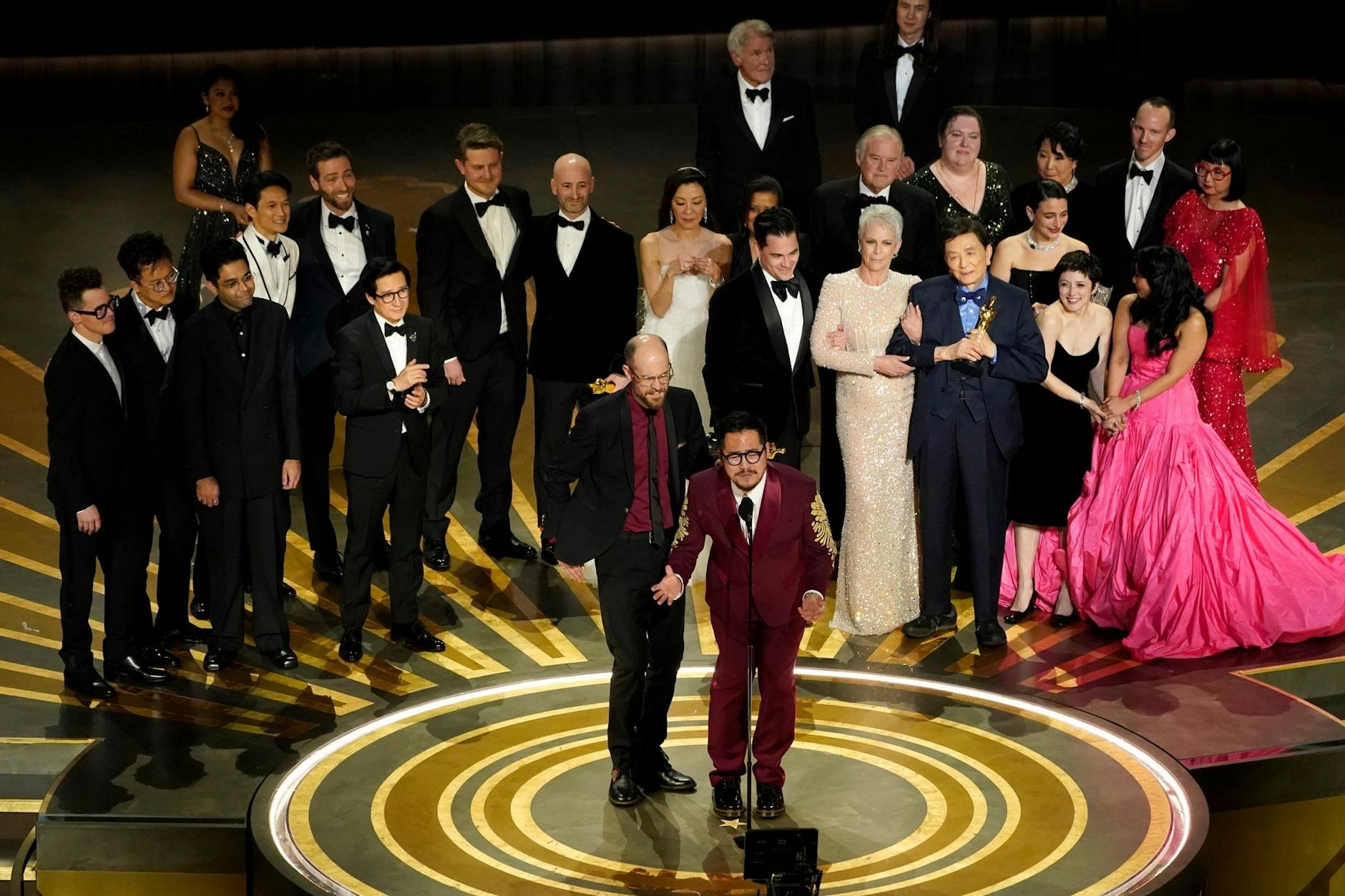 Bester Film: Das Team von «Everything Everywhere All at Once» feiert den Oscar im Dolby Theatre in Los Angeles.