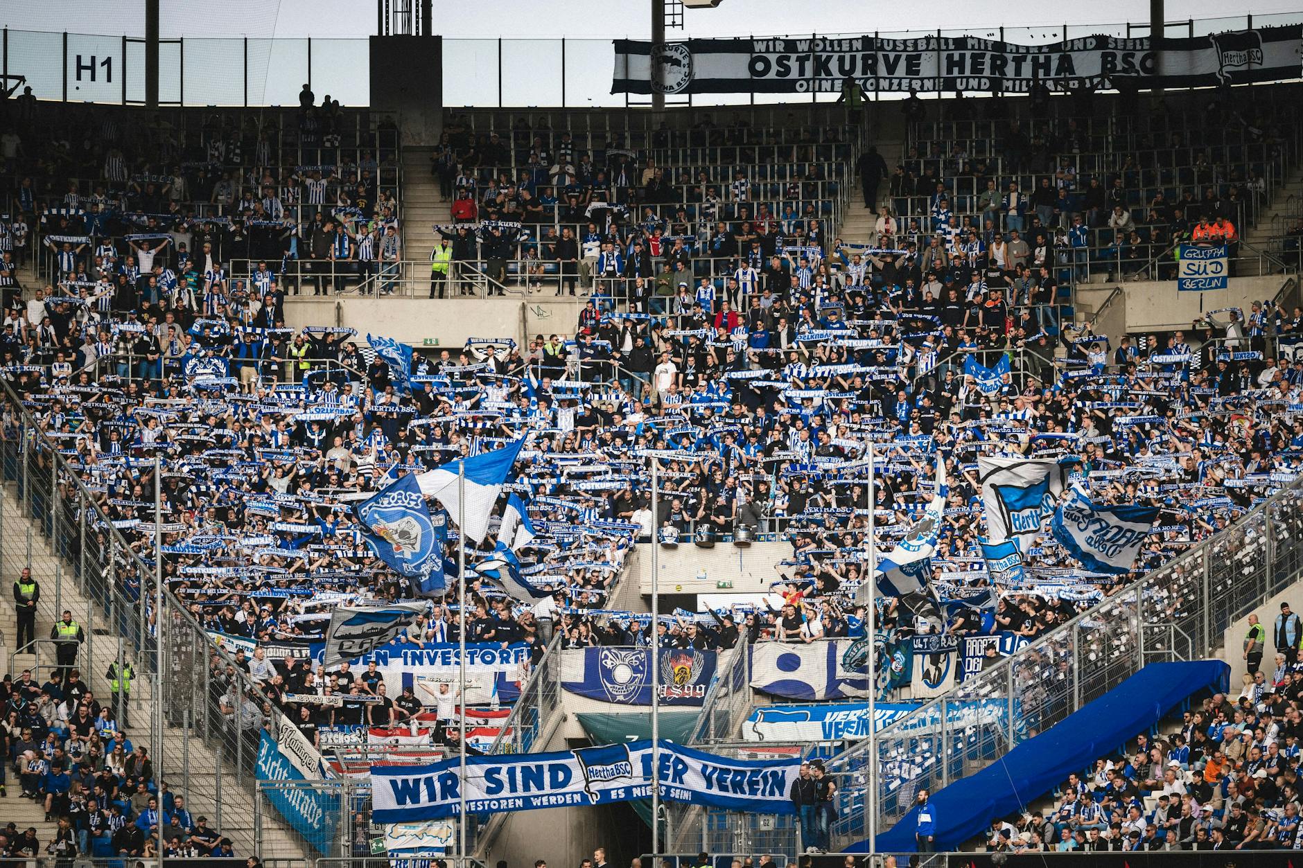 „Wir sind der Verein. Investoren werden es nie sein!“ und „Fußball ohne Konzerne und Milliardäre“: Die Fans von Hertha BSC zeigten 777 Partners in Sinsheim die Rote Karte. 