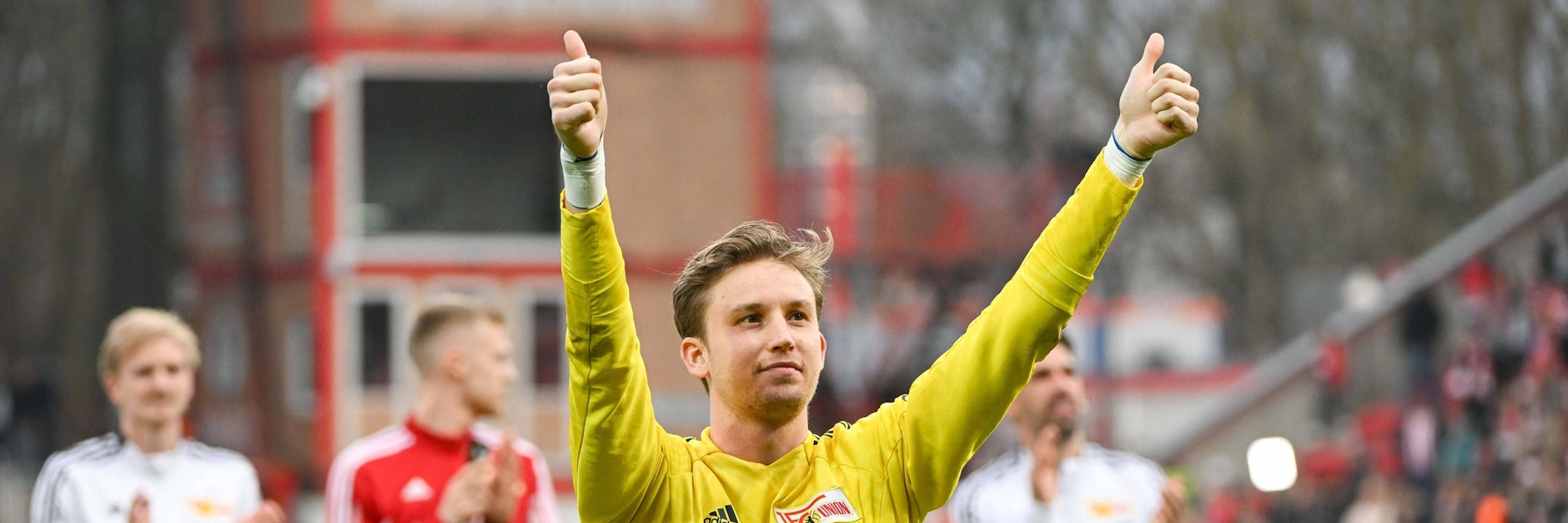Musste von den Kollegen des 1. FC Union fast genötigt werden, einen Schritt auf die Fans zuzumachen, als diese ihn nach dem 2:0 gegen Eintracht Frankfurt lautstark feierten: Frederik Rönnow.