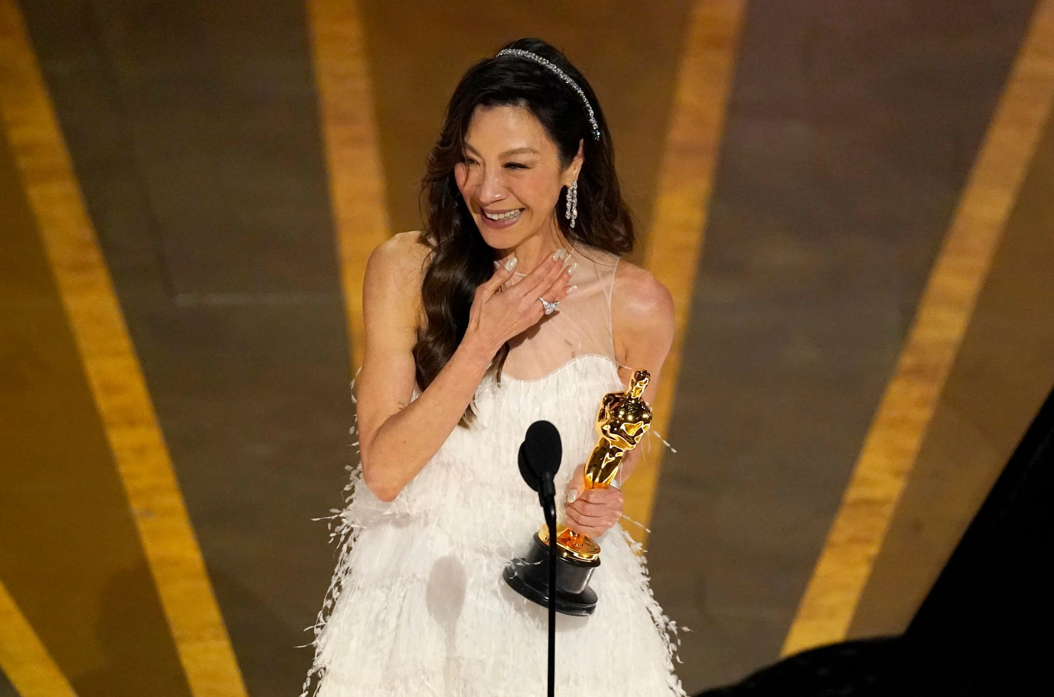 Michelle Yeoh freut sich über ihren Oscar als beste Hauptdarstellerin.  