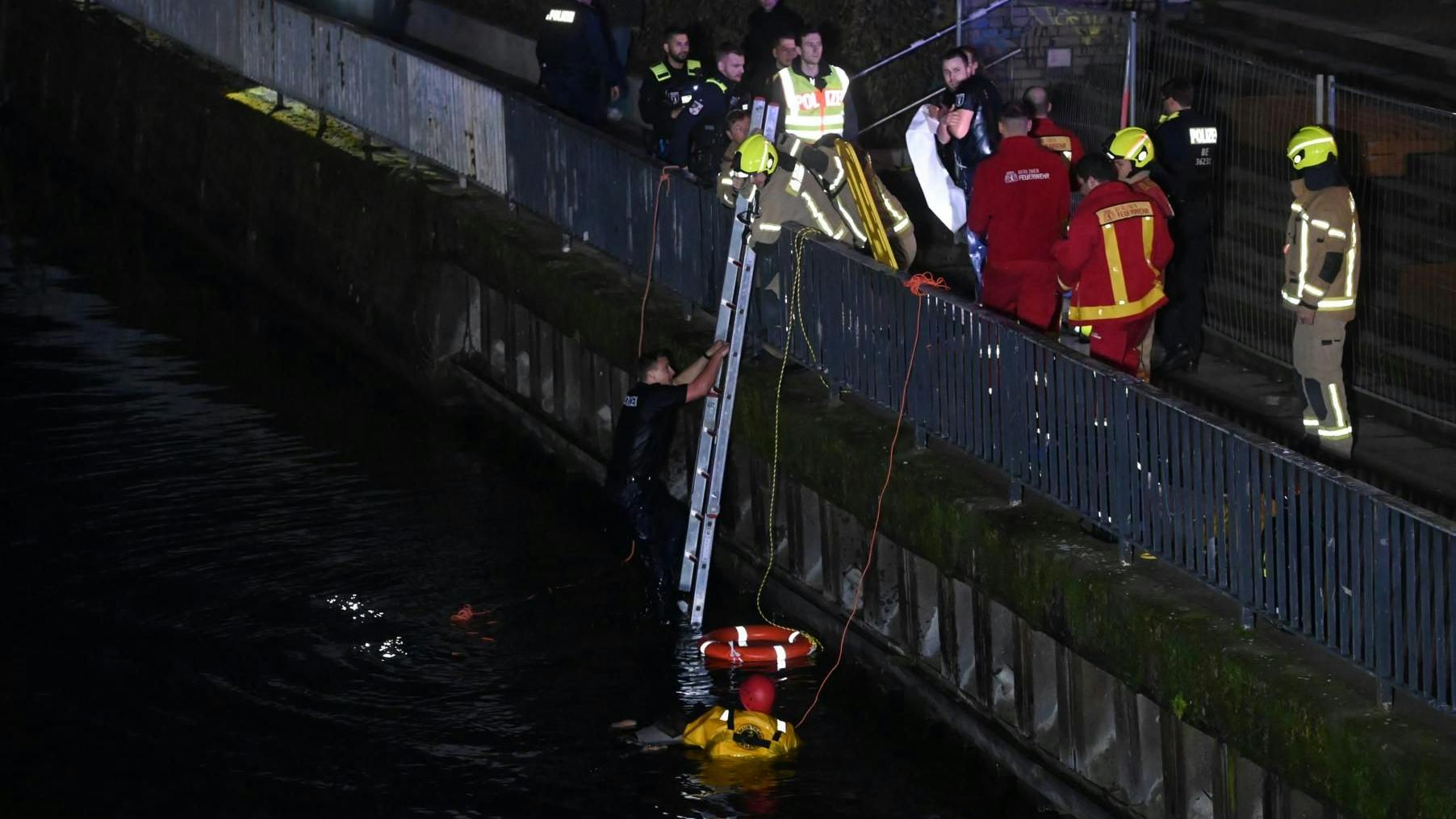 Rettungsaktion beendet. Ein Polizist klettert wieder aus dem Wasser.