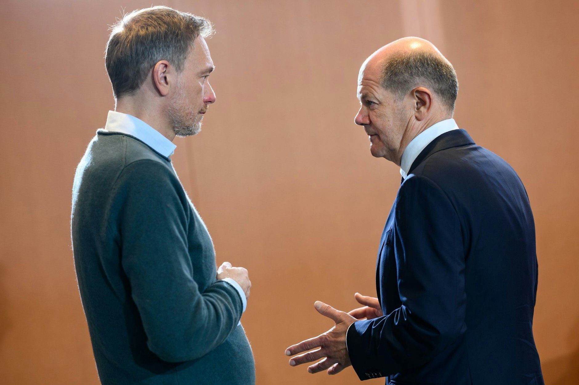 Christian Lindner (izquierda) y Olaf Schultz al comienzo de una reunión de gabinete en la Cancillería Federal.