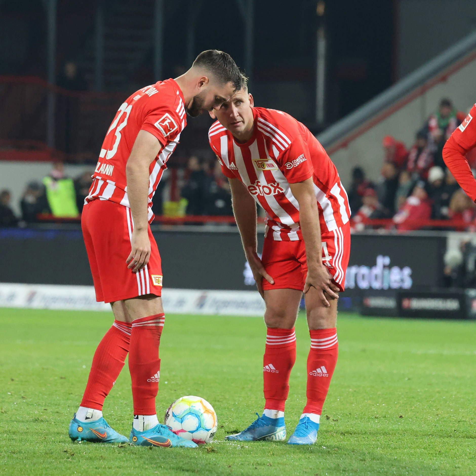 Niko Gießelmann (l.) berät sich bei einem Freistoß mit Kollegen Paul Seguin beim 2:2 des 1. FC Union gegen den FC Augsburg in der Alten Försterei Anfang November.