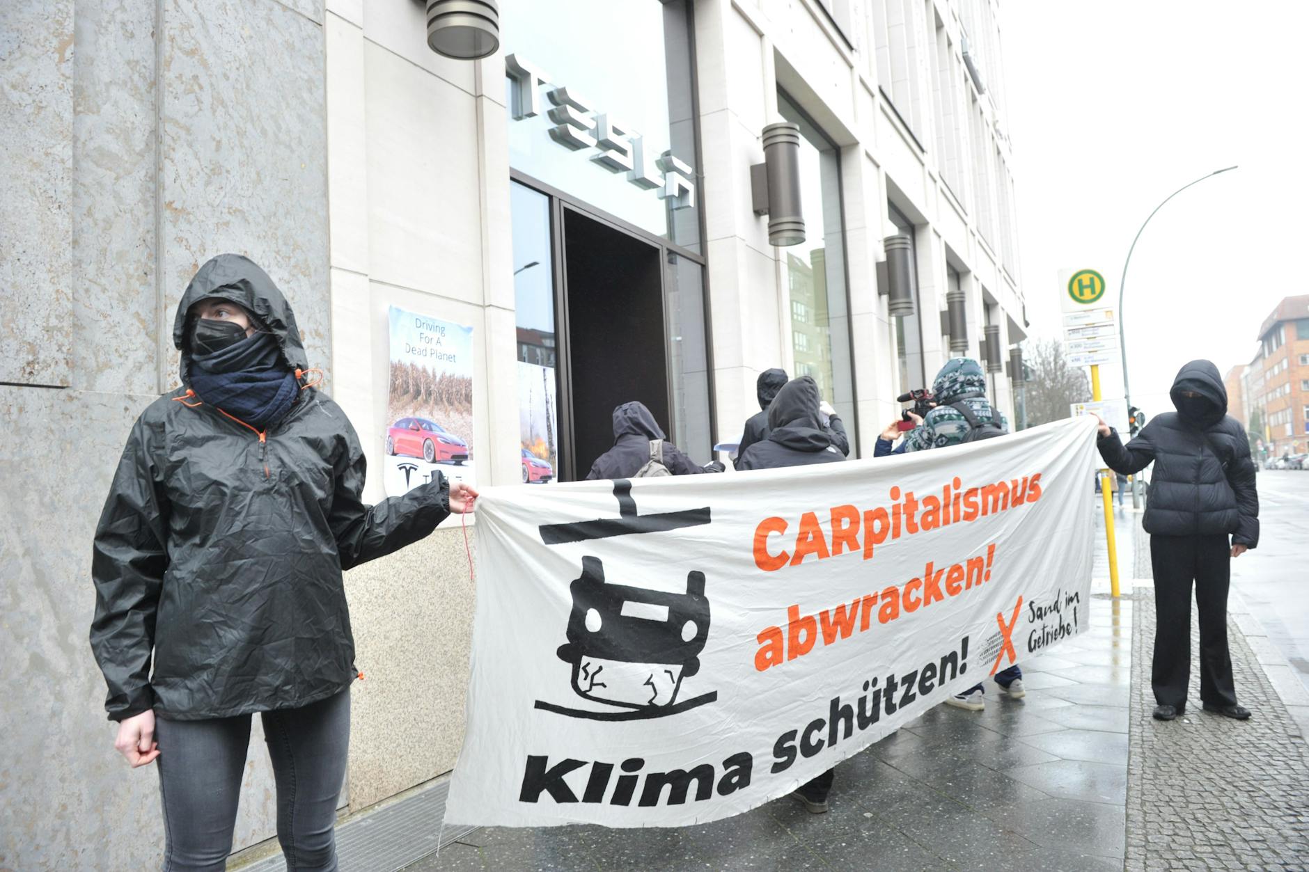 Protestaktion vor der Tesla-Filiale an der Mall of Berlin