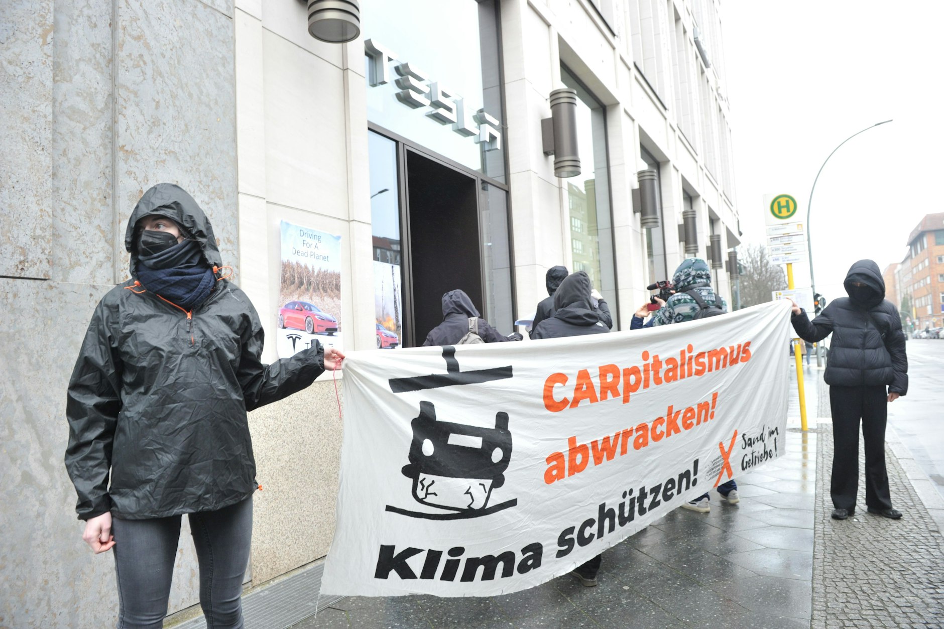 Protestaktion vor der Tesla-Filiale an der Mall of Berlin