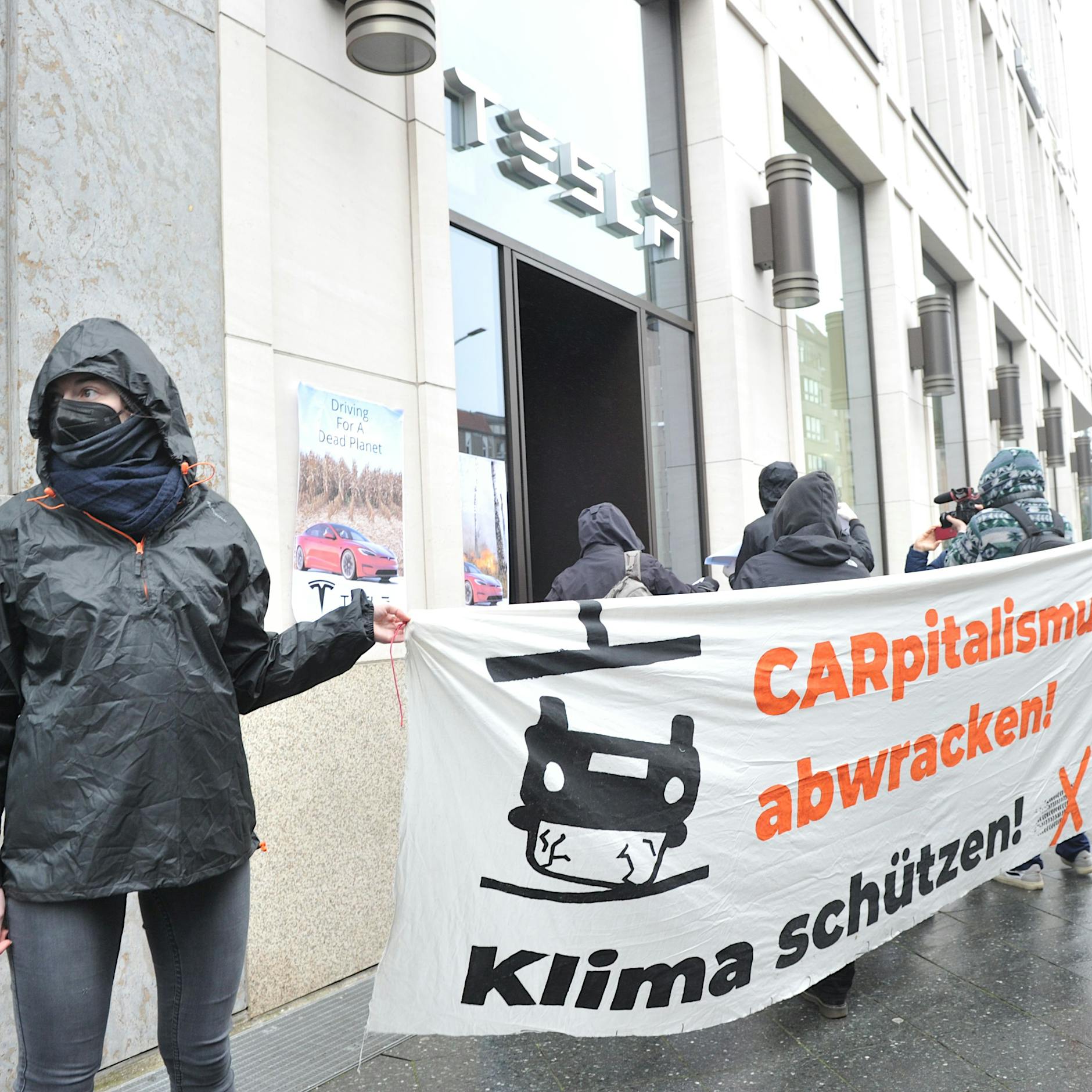 Protest in Berlin: Vermummte stürmen in Berlin zu einer Tesla-Filiale