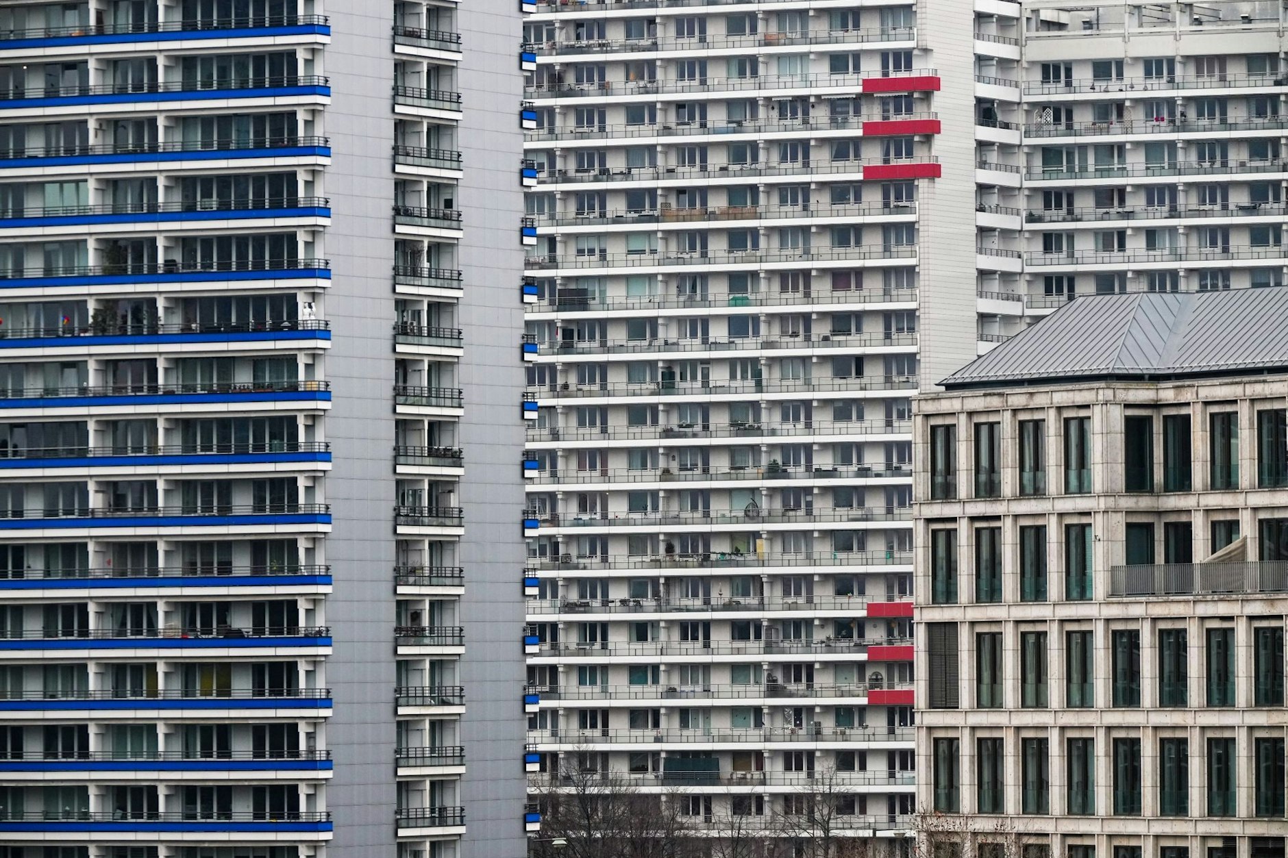 Hohe Angebotsmieten, niedrige Kaufkraft: Wohnen in Berlin wird für viele zu einer enormen Belastung.