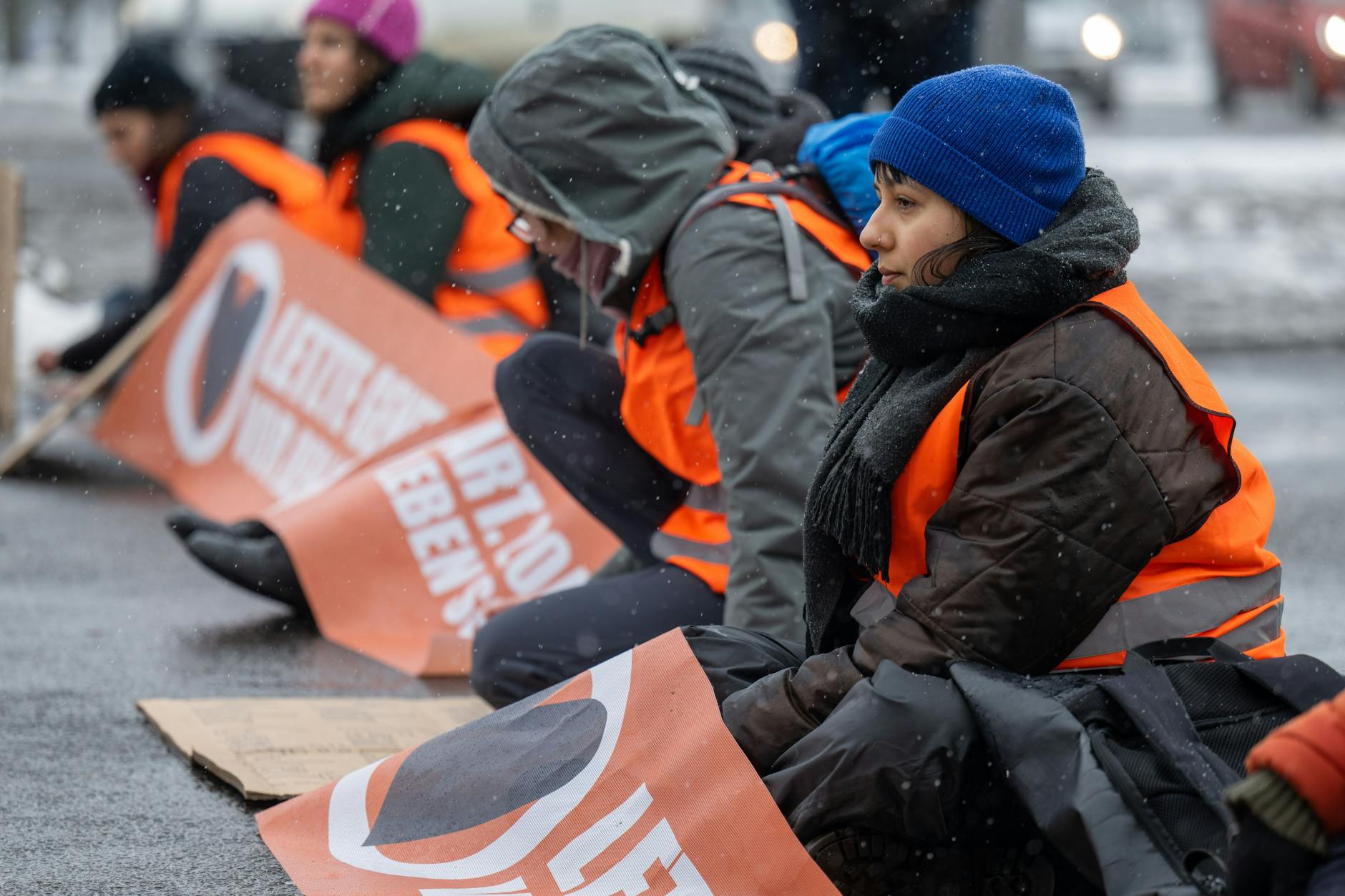 Aktivisten der Letzten Generation bei einer Straßenblockade