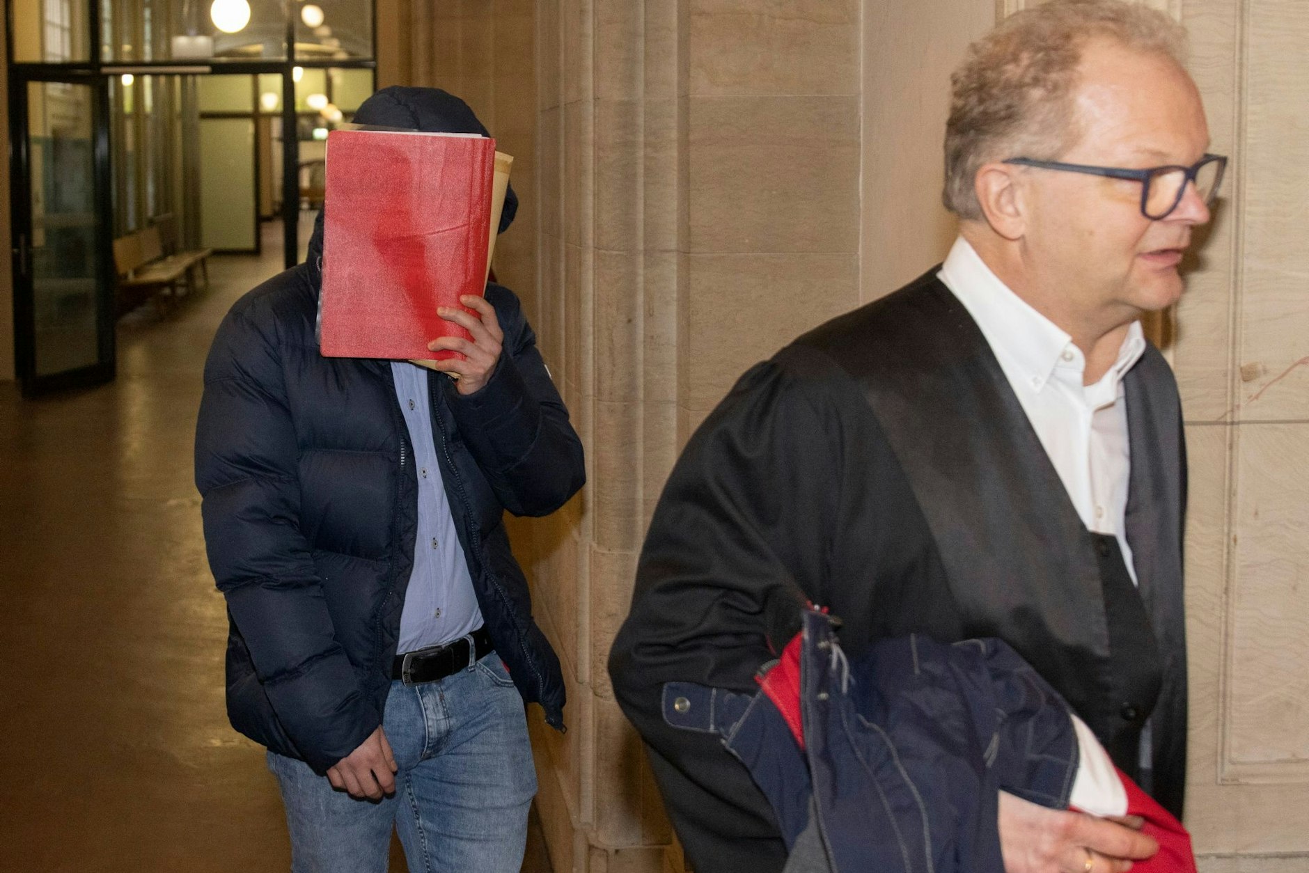 Der Angeklagte Brandon H. mit seinem Verteidiger auf dem Weg in den Gerichtssaal. 