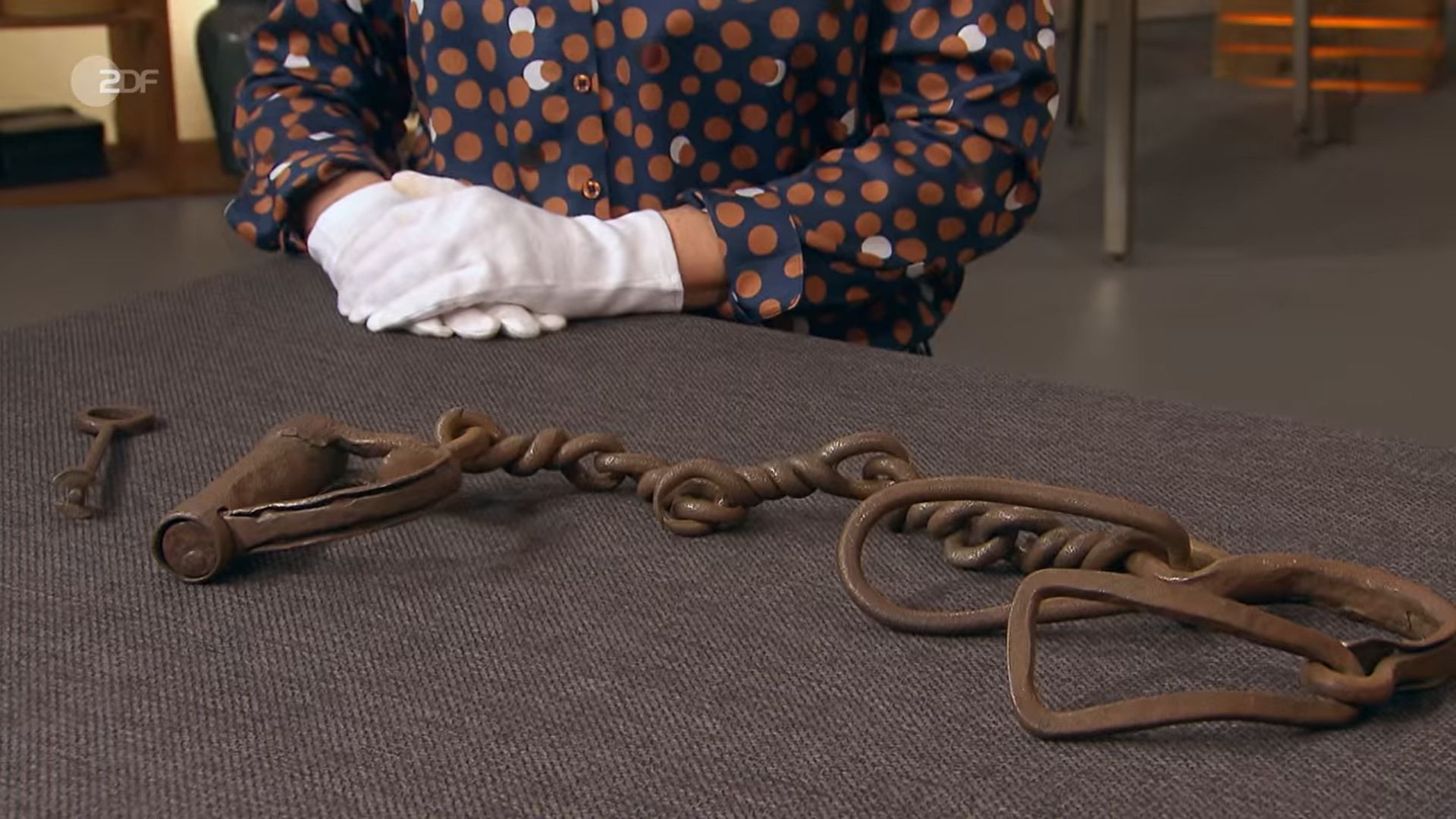 Image - Fußfesseln bei „Bares für Rares“: DIESER Händler wird neuer Kerkermeister