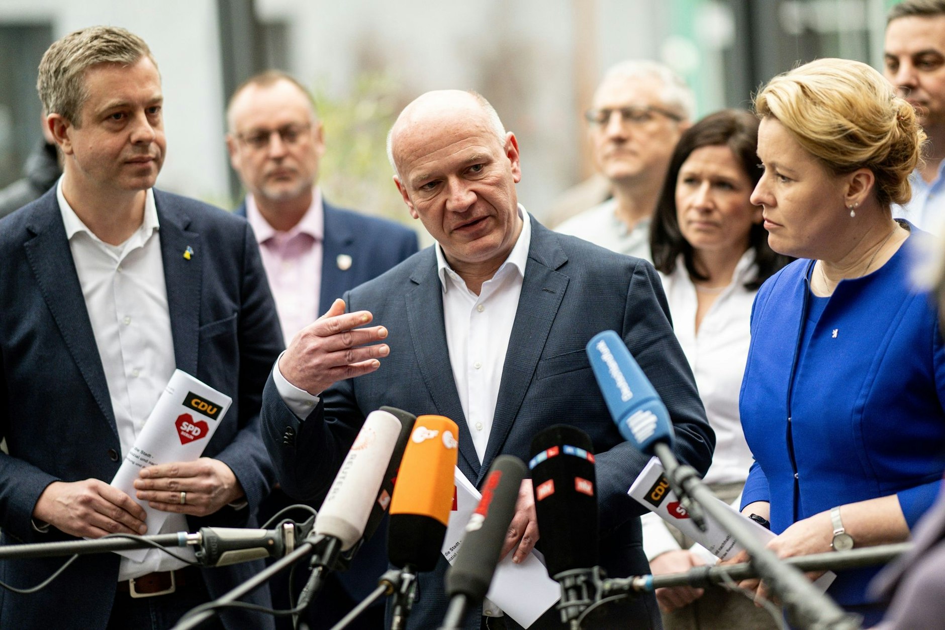 CDU-Generalsekretär Stefan Evers (l.), CDU-Vorsitzender Kai Wegner und Franziska Giffey (SPD), noch Regierende Bürgermeisterin von Berlin