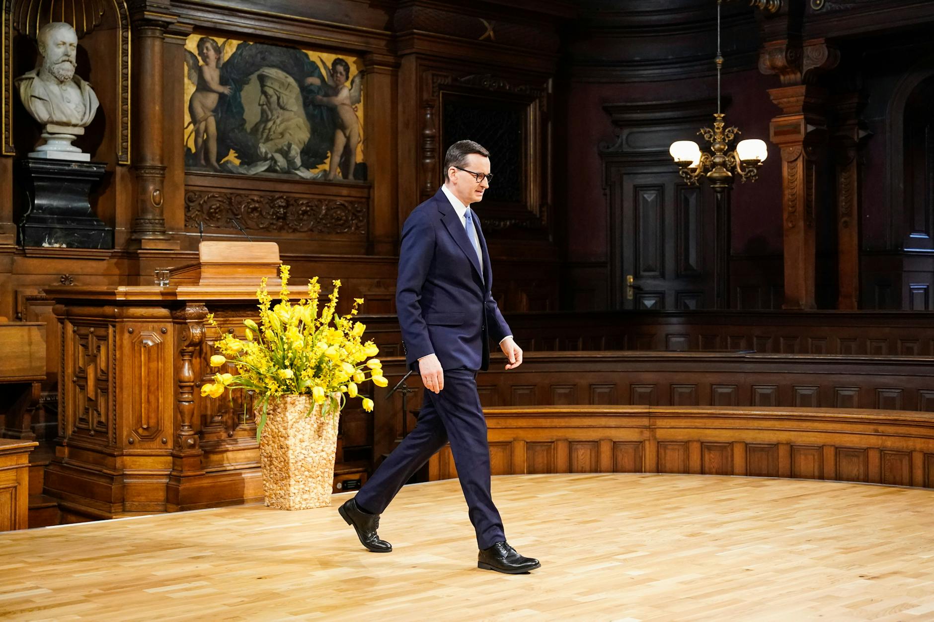 Mateusz Morawiecki, polnischer Ministerpräsident, geht in der Alten Aula der Universität Heidelberg von der Bühne.