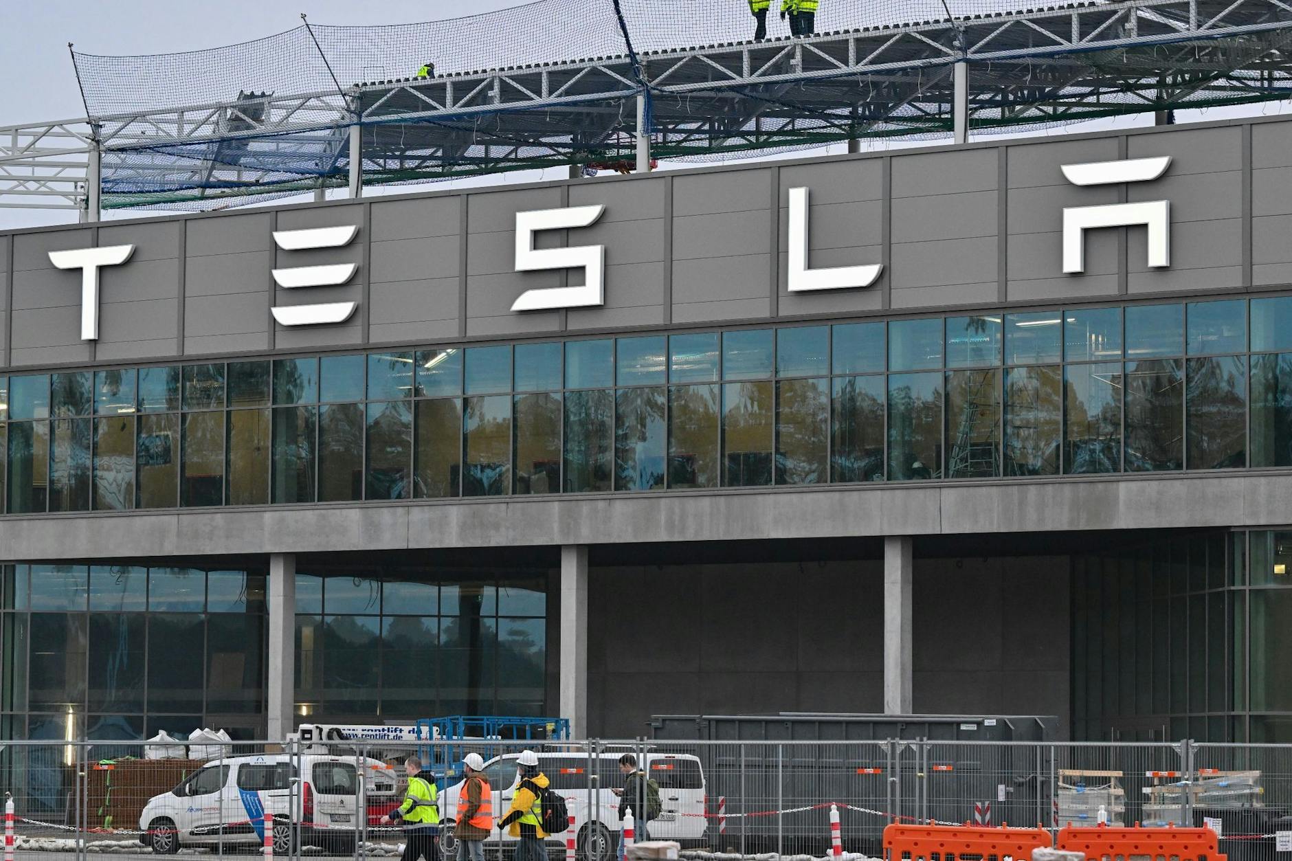 Am Tesla-Werk in Grünheide wird noch immer gebaut.