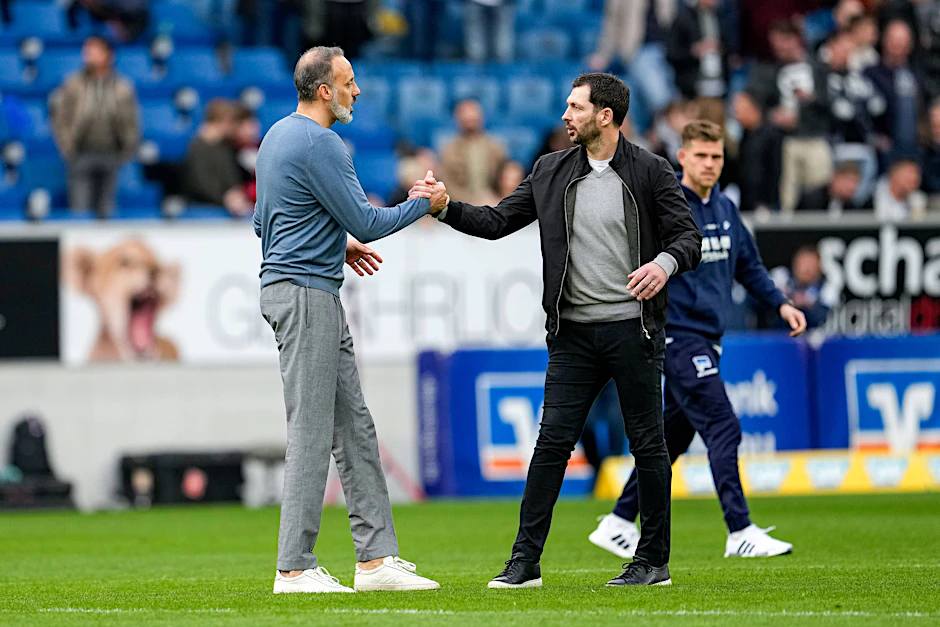 Anstatt Glückwünsche von Hoffenheims Trainer Pellegrino Matarazzo anzunehmen, musste Hertha-Coach Sandro Schwarz (r.) seinen Kollegen zum Sieg gegen seine Mannschaft beglückwünschen.