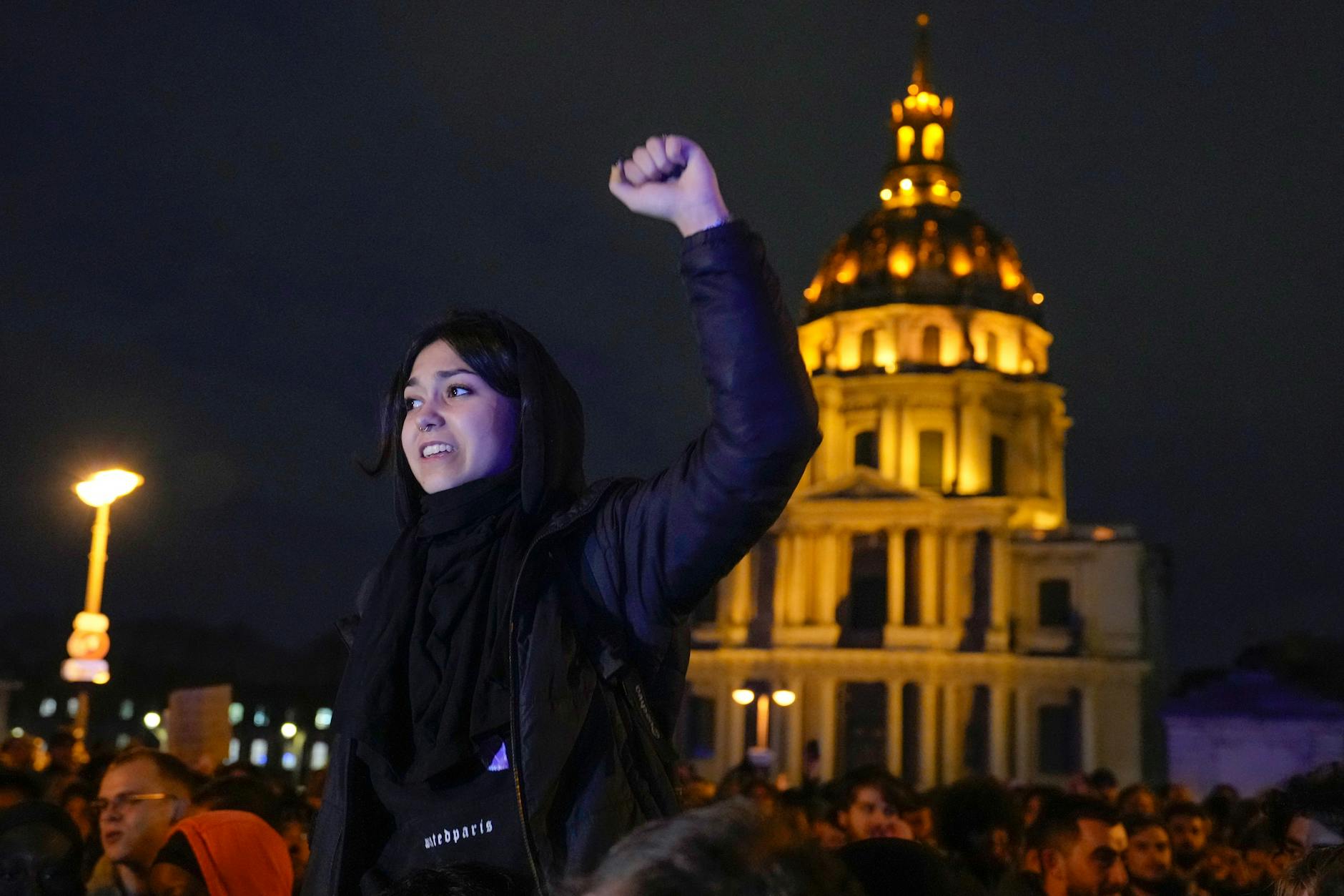 Demonstranten protestierten am Montagabend in Paris gegen die Rentenreform. 