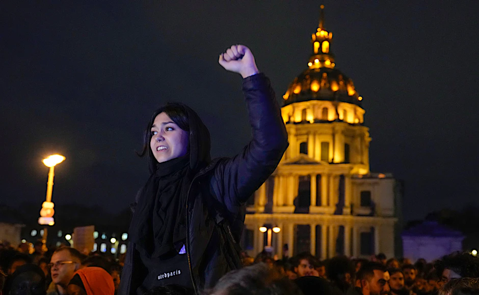 Demonstranten protestierten am Montagabend in Paris gegen die Rentenreform.&nbsp;