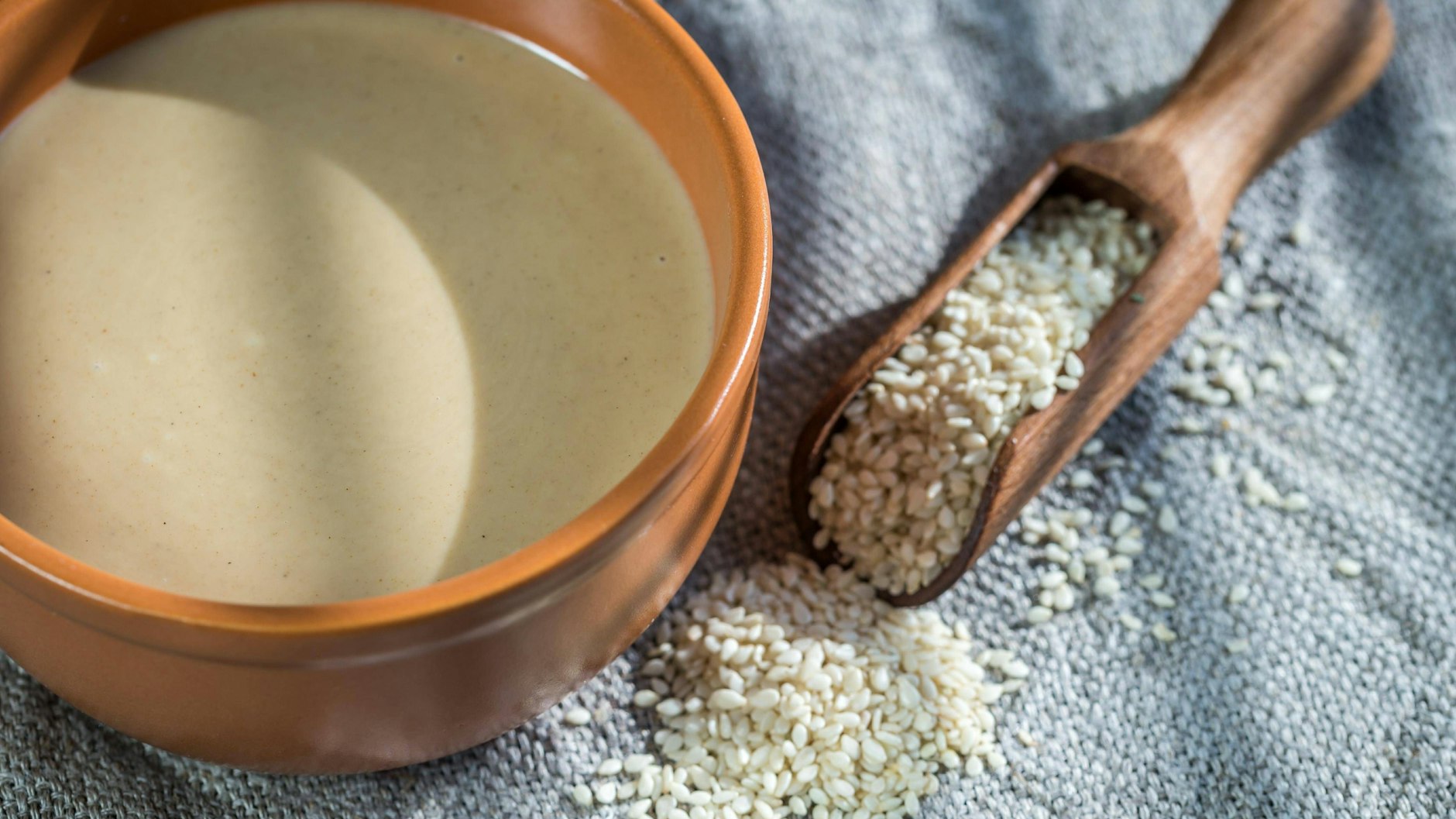 Tahin ist eine Sesampaste.