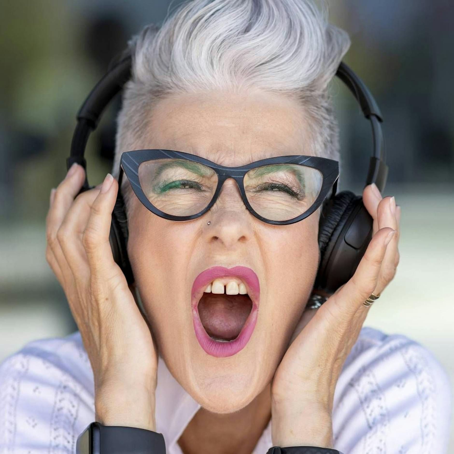 Lauthals glücklich sein: Darum sollten Sie auch mal in aller Öffentlichkeit singen!