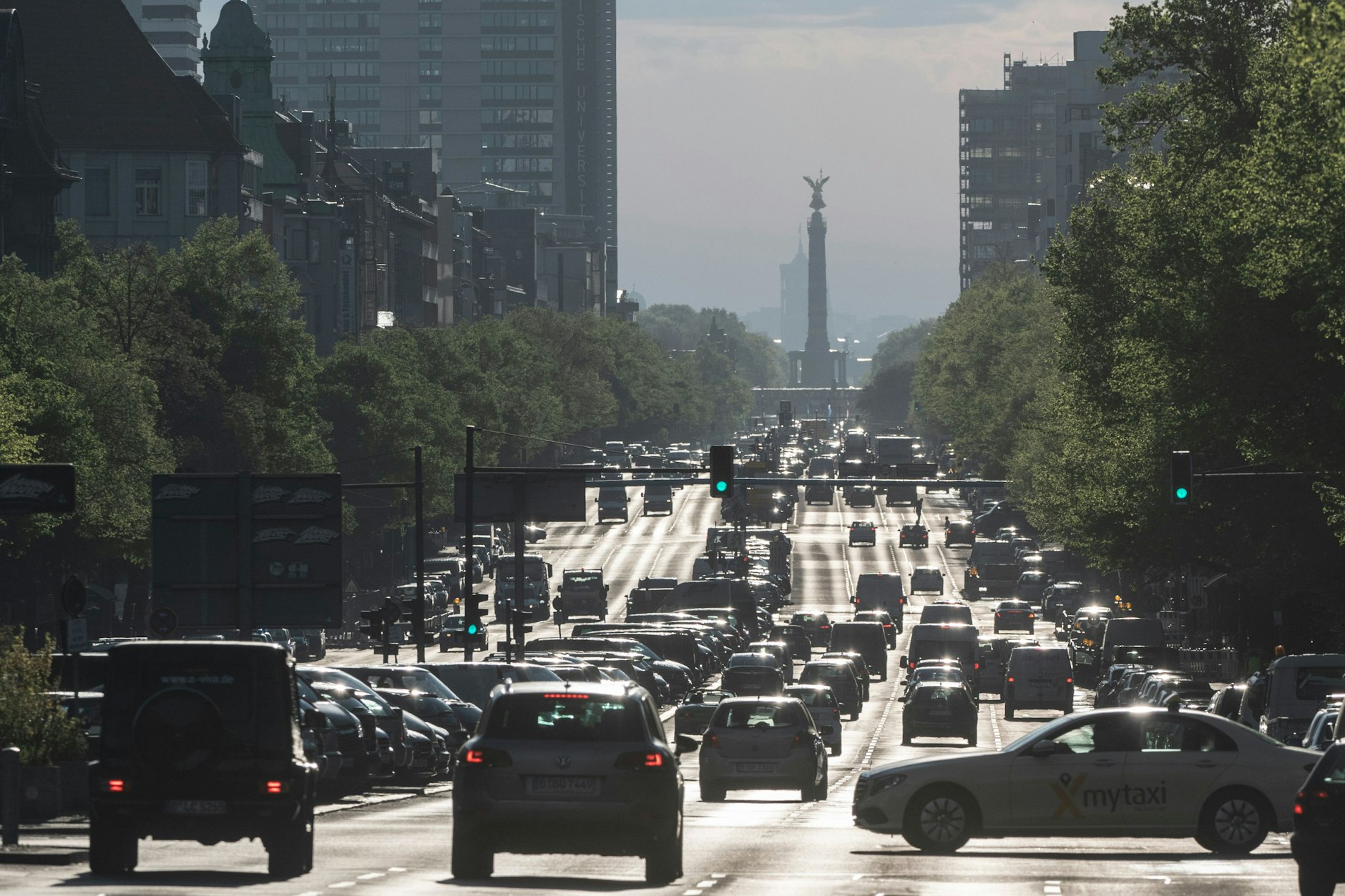 Unverzichtbar für eine „grünere“ Stadt ist der Ausbau von Rad- und Fußwegen sowie des ÖPNV, um die Bürger aus dem Auto zu holen.&nbsp;