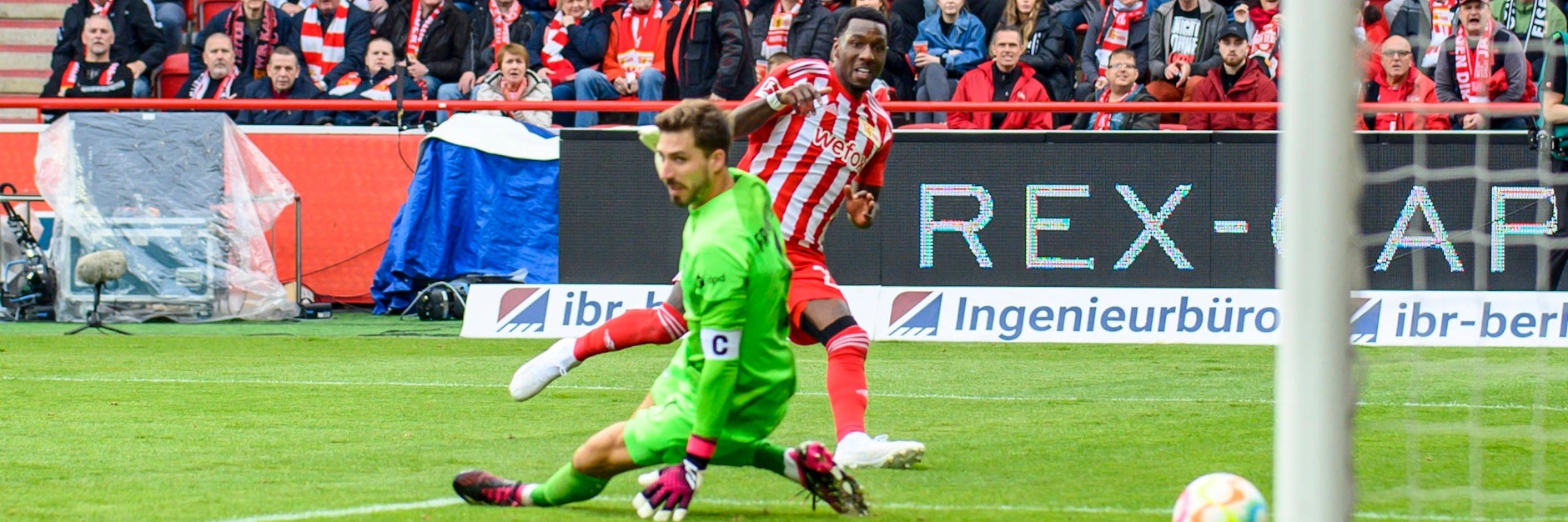 Sheraldo Becker erzielt gegen Frankfurts Kevin Trapp ein Tor für den 1. FC Union, doch leider wurde diesem Treffer die Anerkennung versagt.