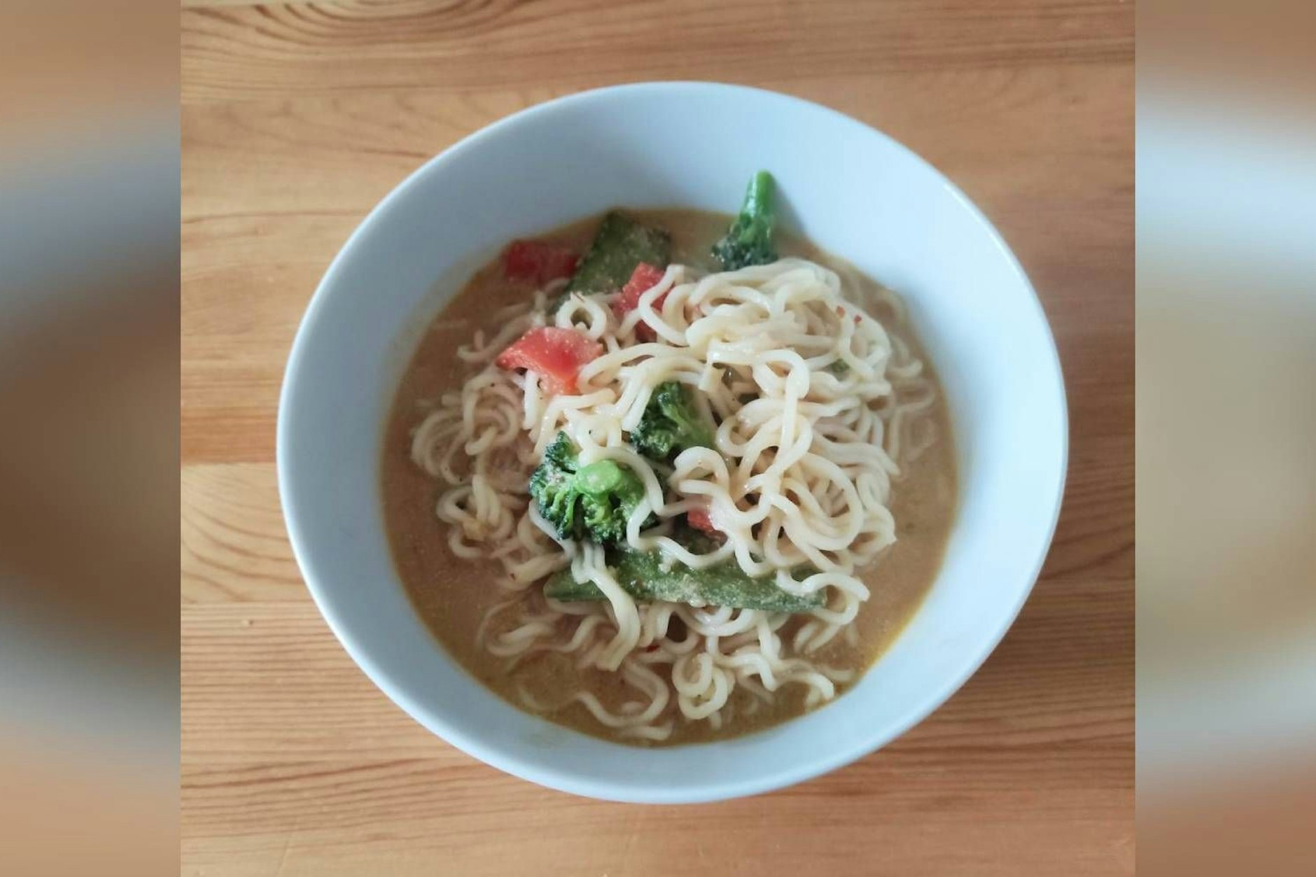 Eine schnelle Tahin-Ramen-Suppe.