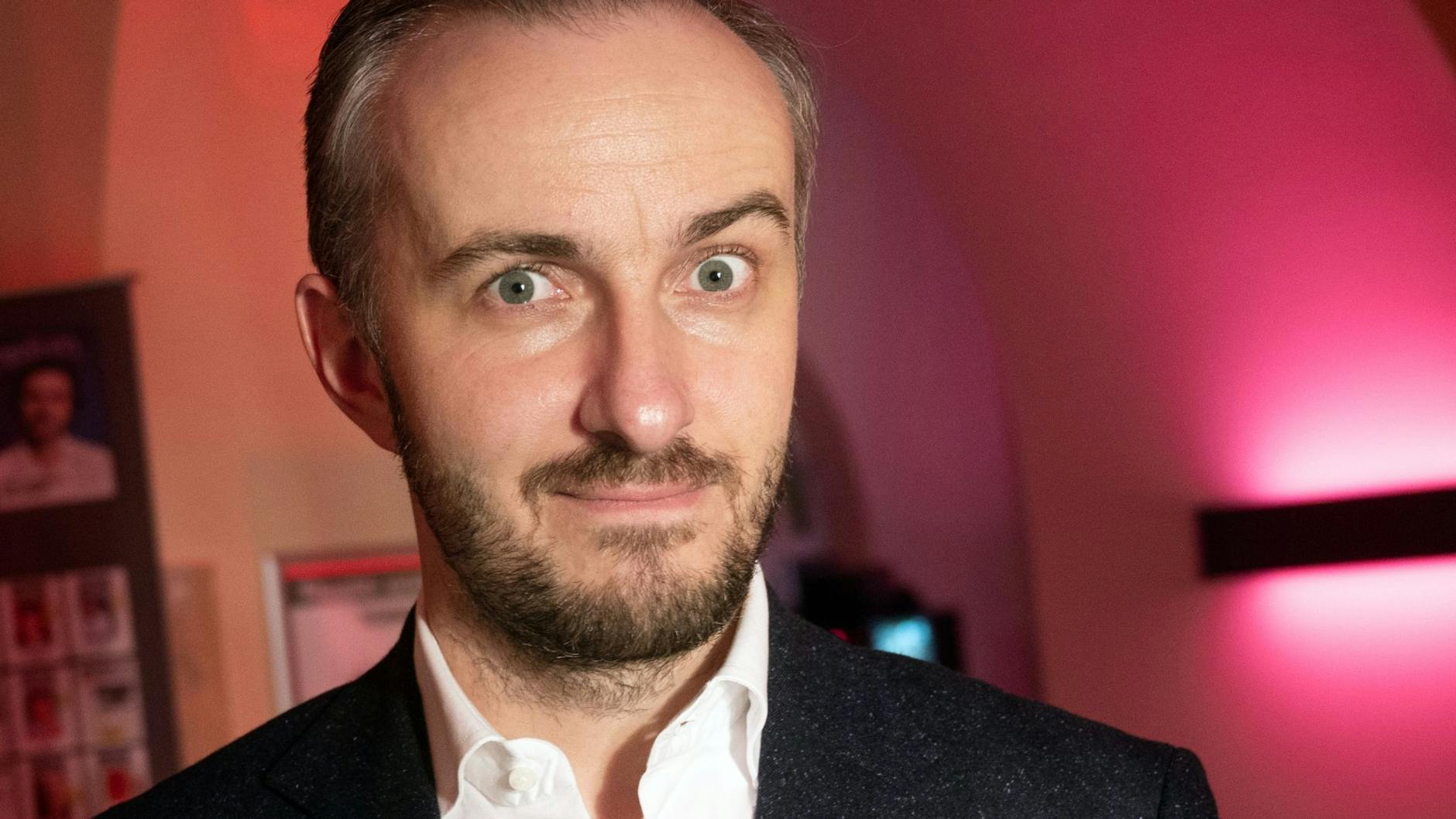 Der TV-Entertainer Jan Böhmermann wird für sein „ZDF Magazin Royale“ geehrt.