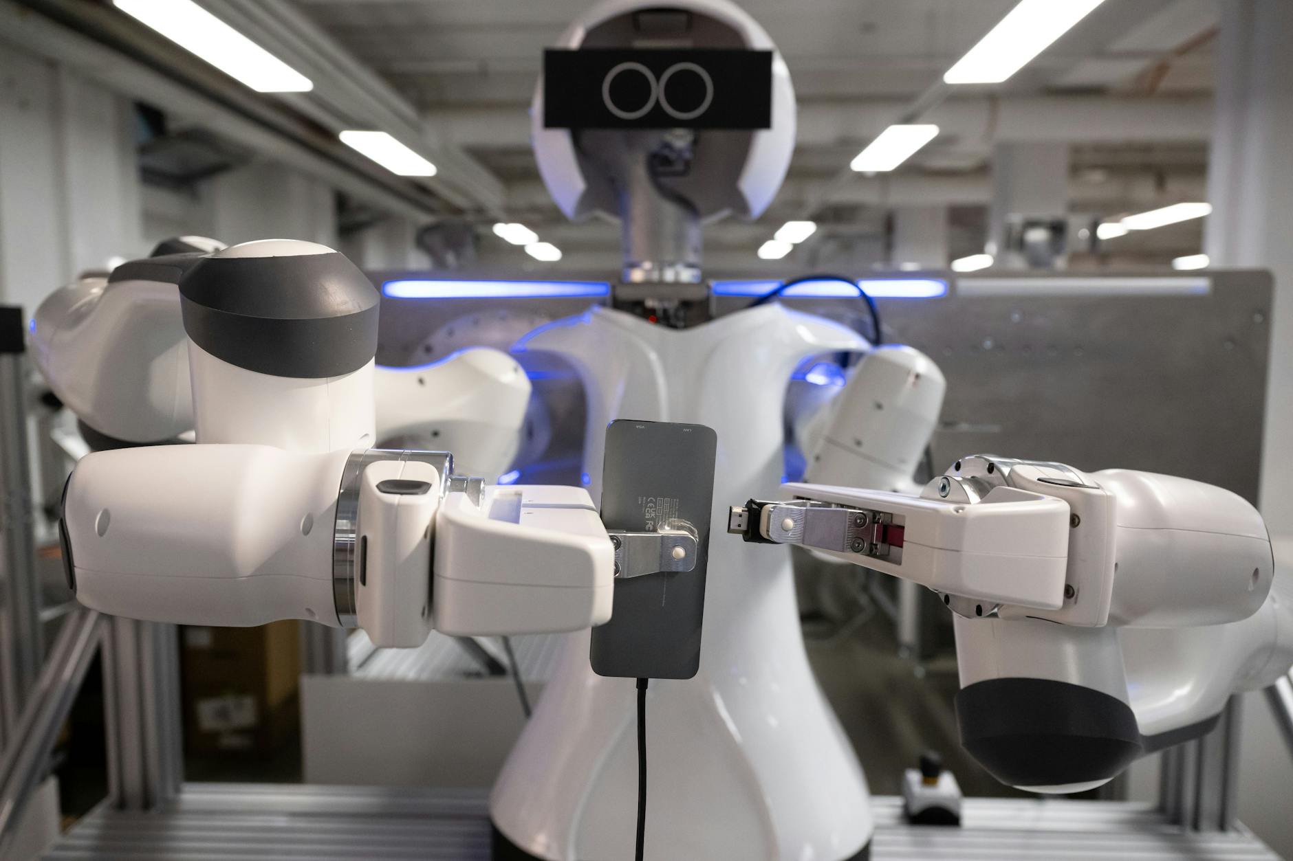 Roboter stehen während der KI-Konferenz „AI.BAY 2023“ in der KI-Fabrik des Munich Institute of Robotics and Machine Intelligence (MIRMI) der Technischen Universität München (TUM). 