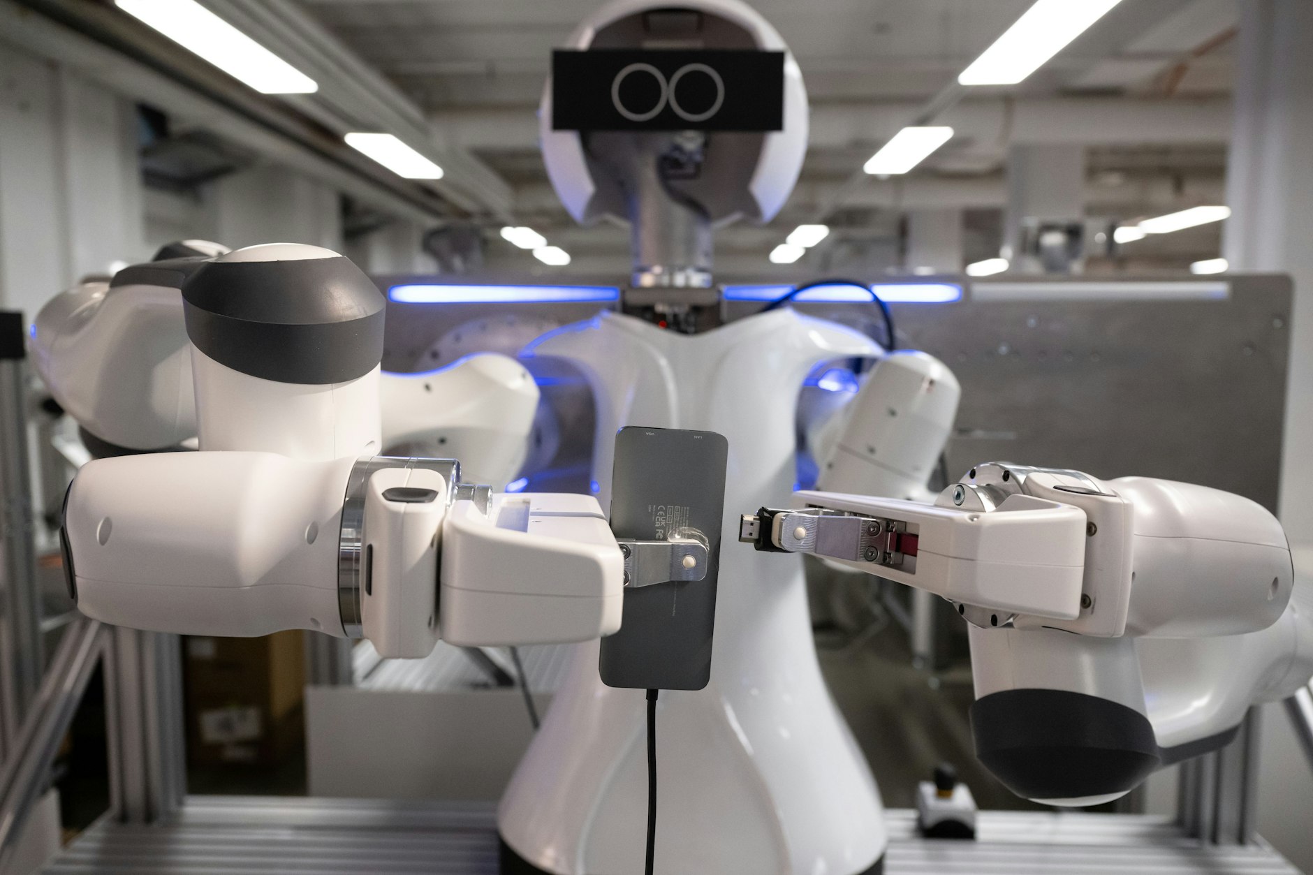 Roboter stehen während der KI-Konferenz „AI.BAY 2023“ in der KI-Fabrik des Munich Institute of Robotics and Machine Intelligence (MIRMI) der Technischen Universität München (TUM).&nbsp;