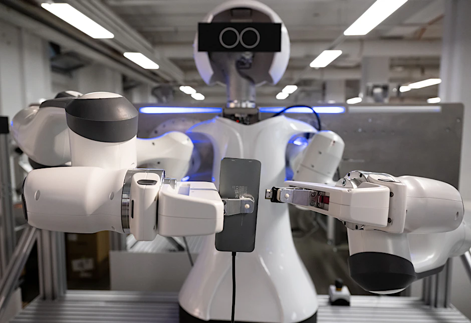 Roboter stehen während der KI-Konferenz „AI.BAY 2023“ in der KI-Fabrik des Munich Institute of Robotics and Machine Intelligence (MIRMI) der Technischen Universität München (TUM).&nbsp;