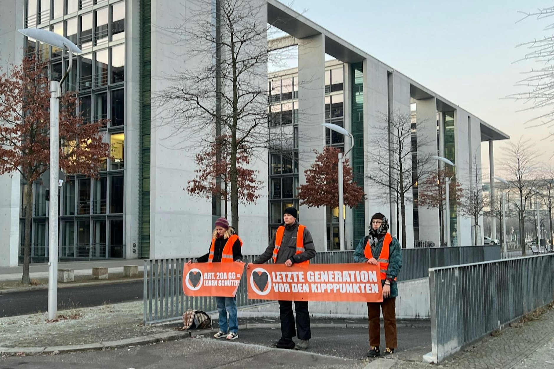 Aktivisten der Klimaschutzgruppe Letzte Generation blockieren eine Zufahrt zur Tiefgarage des Bundestages.&nbsp;