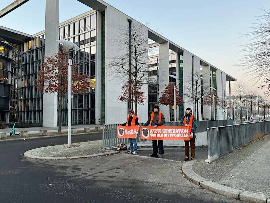 Aktivisten der Klimaschutzgruppe Letzte Generation blockieren eine Zufahrt zur Tiefgarage des Bundestages.&nbsp;