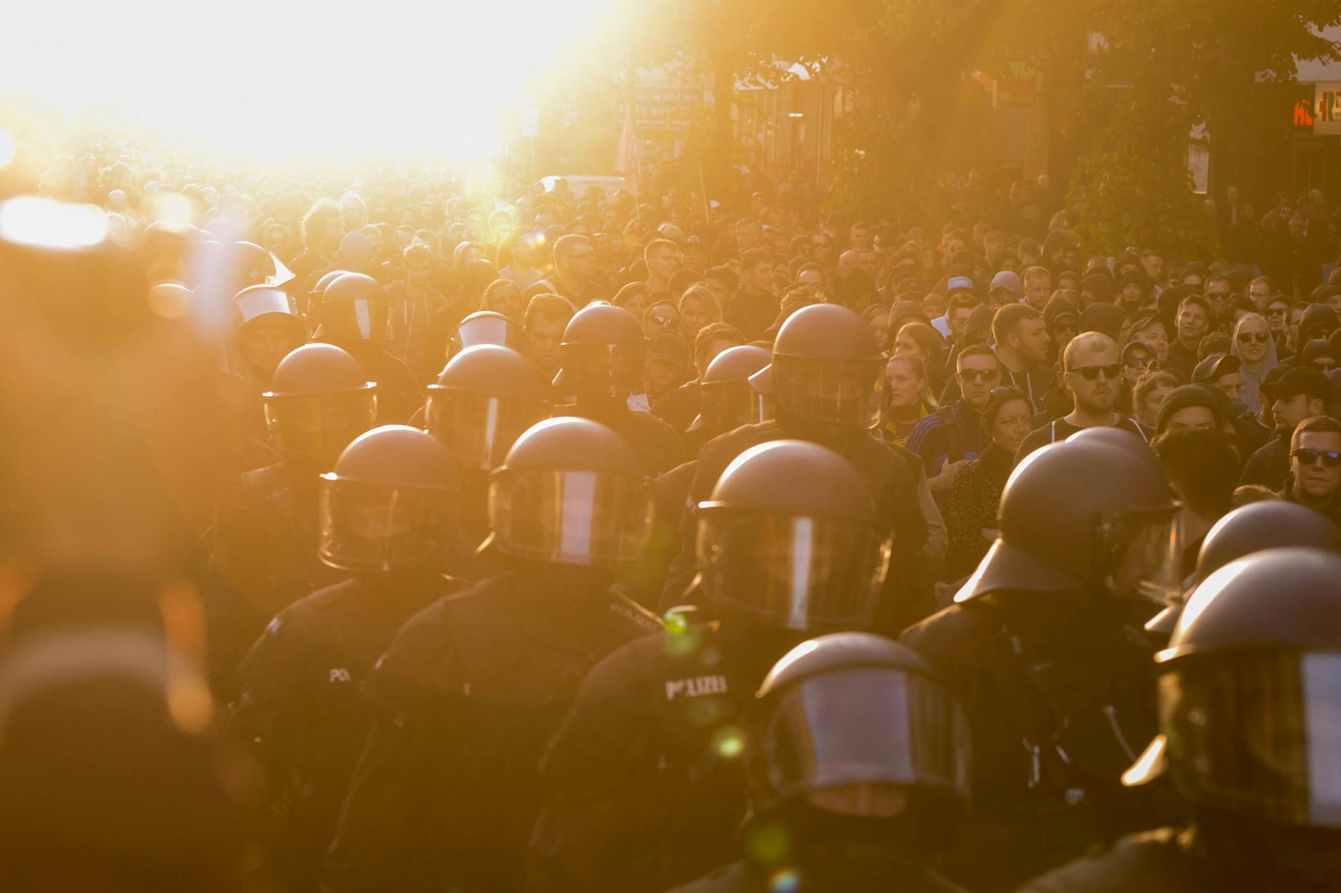 Polizisten begleiten die RevolutionŠre 1. Mai-Demonstration im Jahr 2019.