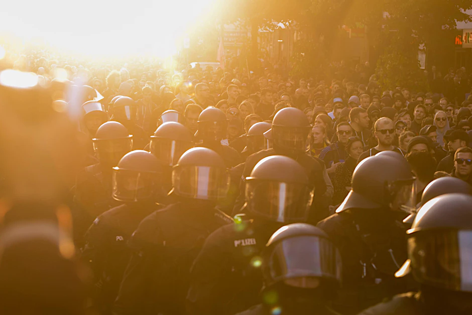 Polizisten begleiten die RevolutionŠre 1. Mai-Demonstration im Jahr 2019.