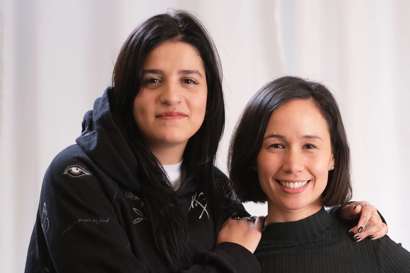 Sara Mardini (l.) mit der Regisseurin Charly Wai Feldman, die den Dokumentarfilm „Gegen den Strom“ gedreht hat.&nbsp;